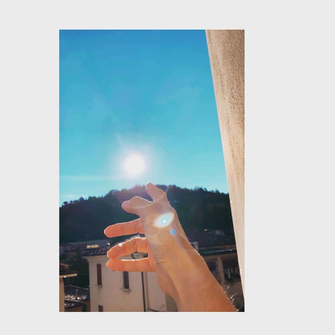 アンナリタエヌさんのインスタグラム写真 - (アンナリタエヌInstagram)「Dopo una settimana di pioggia finalmente esce il sole e lo dedico a te! #speranza  #moodoftheday」10月17日 19時29分 - annaritan_official