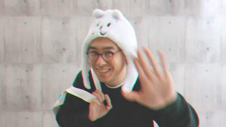 瀬戸弘司のインスタグラム：「2010年4月にYouTubeチャンネルをスタートして、今年で10周年となりました。 インターネットの荒波に揉まれながらもここまでなんとか続けてこられたのは、いつも動画を観てくださっている皆様のおかげです、本当に。  そして私事ではありますが、2020年10月19日で40歳という節目を迎えます。 誕生日や記念日などを自分からアピールするようなことは普段あまりやらないのですが、今回はさすがになにかやらなきゃまずいだろう(笑)ということで、少しずつ準備を進めておりました。  そして、、、たいへんお待たせいたしました！  10周年記念グッズを作りました！やったあ！！！ グッズ担当のしーさんにサポートしていただきながら、最高のラインナップを取り揃えることができました。  ・念願のぷんばらさんオリジナル着ぐるみキャップ ・復刻を待ち望まれていた初代ぷーんTシャツ ・シンプルなデザインで外でも着られるSPスウェット ・瀬戸弘司グッズ初！トートバッグ！  たま〜にしかグッズを発売しない瀬戸弘司チャンネルにしては、かなり頑張らせていただきました。この機会にぜひお買い求めください！  YouTube動画で詳しく紹介しております。 プロフィールから飛べますので、ぜひご覧ください。  #ぷーん10周年 #瀬戸弘司 #ぷんばらさん #シンプルぷーん」