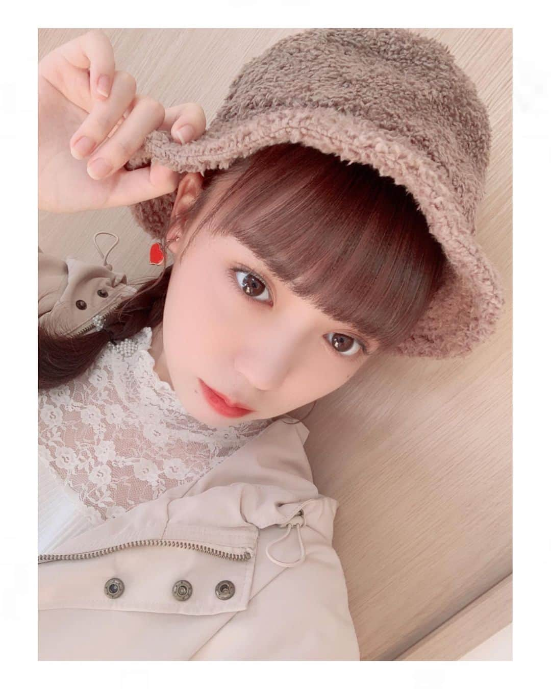 川瀬あやめ（ukka）さんのインスタグラム写真 - (川瀬あやめ（ukka）Instagram)「.﻿ 久しぶりに自撮りを、﻿ 最近は後ろで1本に結んでその髪を三つ編みにして﻿ 毛先をワンカールするのにハマってます😌﻿ 髪の毛にアイロンもかけなくていいから負担も減って﻿ 見た目も可愛いしオススメです！！！﻿ ﻿ 12月25日かつしかシンフォニーヒルズでワンマンライブが行われる予定でしたが、中止になってしまいました。﻿ ですが！12月6日に「LINECUBESHIBUYA」でのワンマンライブが決定しました👏🏻﻿ 今日の18時からファンクラブ先行発売が始まってますので﻿ ぜひ！遊びに来てくださいね︎︎︎︎☑︎﻿ ﻿ ﻿ #自撮り#ラーメンマンヘア#かつしかシンフォニーヒルズ#LINECUBE渋谷#渋谷公会堂#川瀬あやめ#ukka#アイドル」10月17日 19時37分 - ayame_kawase