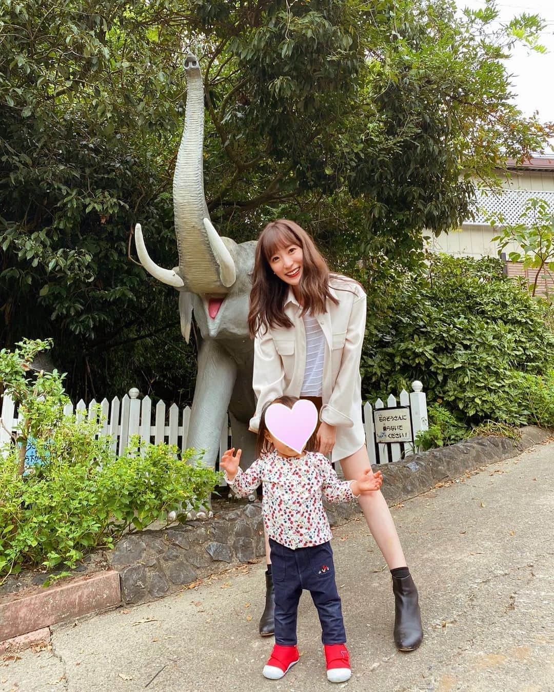 小林真由のインスタグラム：「🐘💛🐘💜🐘﻿ ﻿ outer:  #superiorcloset ﻿ @superior_closet_official  tops: #ragandbone ﻿ boots: import  ﻿ ﻿ #ブーツまでどろんこ﻿ #市原ぞうの国 #動物園 #ファッション #コーデ #ママコーデ #女の子ママ #男の子ママ #ママライフ #コーディネート #1歳 #生後2ヶ月 #ベビー #二人育児 ﻿」