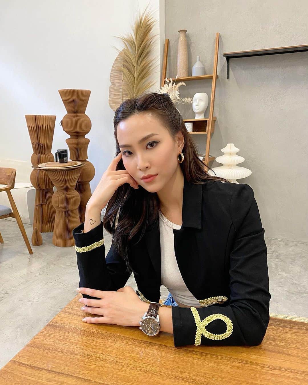 ソニアさんのインスタグラム写真 - (ソニアInstagram)「Work doesn’t feel like work when we get to play dress up and harass Rody the doggo!! It was definitely a crazy, productive Saturday morning 🥵 Now it’s time to check in with @momma_chew for our weekend staycay!!  #dontcrackunderpressure #TAGHeuerCarrera   Studio: @assemblyclan (hit them up for your next shoot! Their sets are mostly modular and customisable to your needs)   Hair and makeup by @benjioo  #shotoniphone」10月17日 19時41分 - soniachew