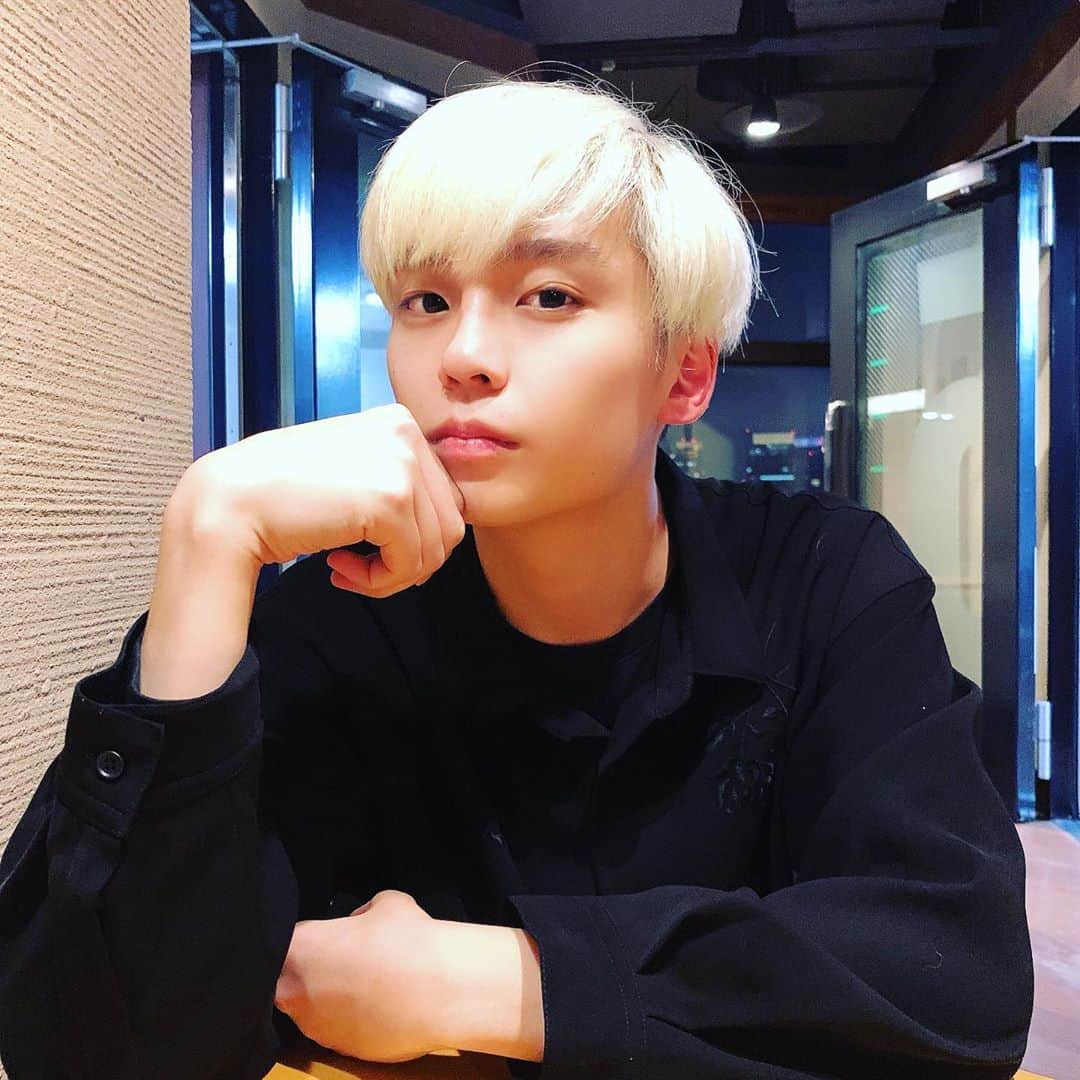 沢村玲/REIのインスタグラム：「みんな"JUST LIKE ME"聴いてる〜？  ちょっと映えな彼氏感やってみましたぜぃ🤗  金髪の俺何気初投稿😂  #彼氏感 #映え村玲  #金髪  #黒コーデ  #ワンエン  #JUSTLIKEME」