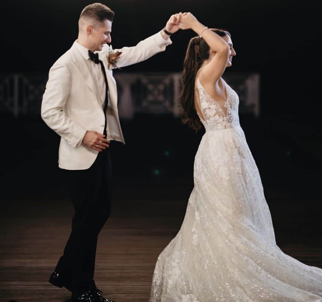 のインスタグラム：「Love is in the air...⁣ .⁣ .⁣ 📸 & suit by @cnavetailor⁣ .⁣ .⁣ #love #wedding #couple #luxurycloth」