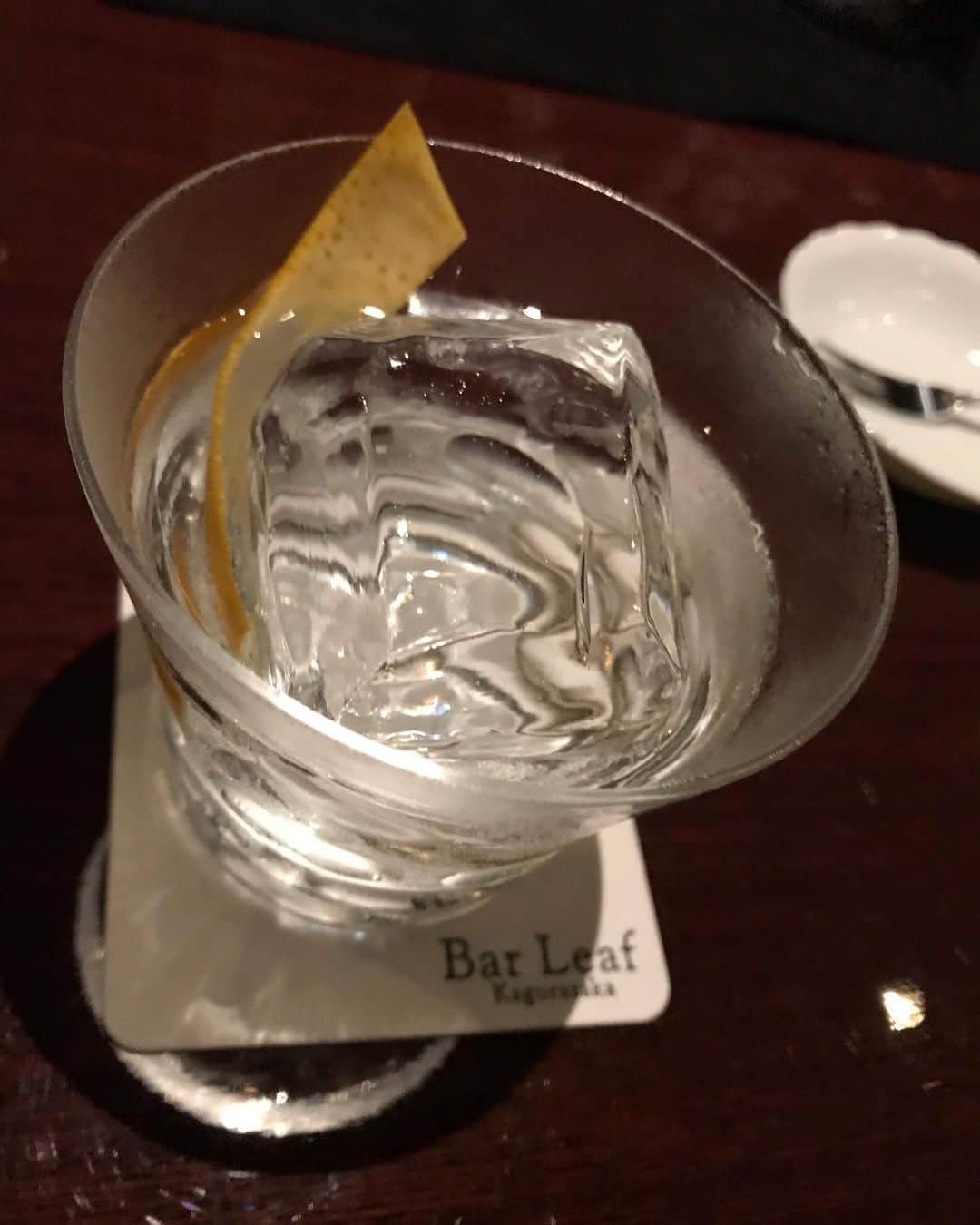 のインスタグラム：「なんとかってカクテルと なんとかってカクテル😂 （忘れた💦）   たまたま通りかかった素敵なBAR🍸  神楽坂って美味しいお店多くて  なんか好きなんだよね〜😋❣️  🍣🇮🇹🍅🍝🍖🍅🥑🥦🥒🌶🌽🥕  個室って色んな話できるから嬉しい💕  ご馳走様でした🍸  @bar_leaf_kagurazaka   #神楽坂 2枚目完全にピンがコースター😂 #bar #barleaf神楽坂 #barleaf #お酒 #東西線 #大江戸線 #jr #飯田橋   #吉山りさ #お酒好き な日もある #🍸  # フリーモデル #model #japanese」