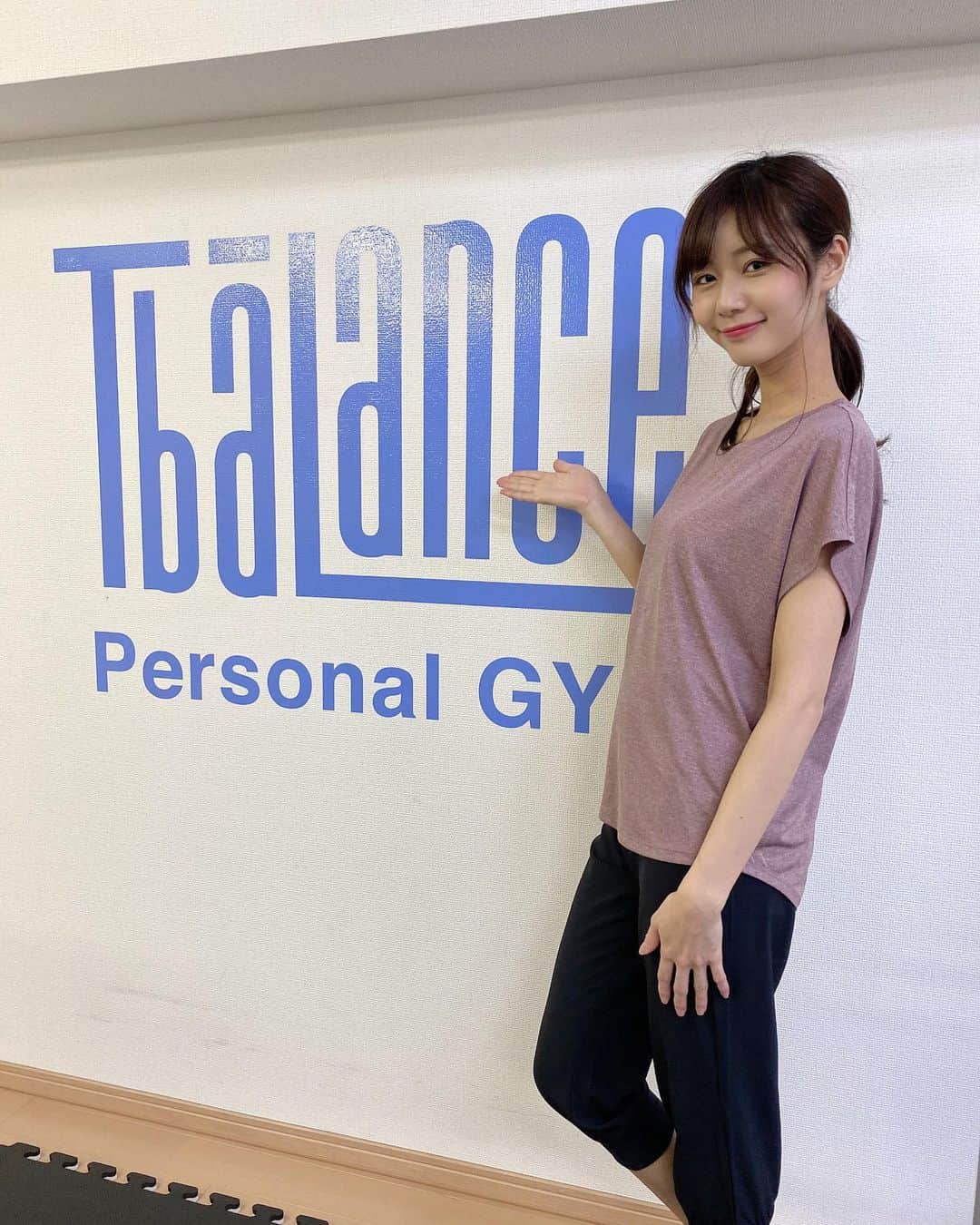 杉浦みずきのインスタグラム：「.  T-BALANCE渋谷店でパーソナルトレーニングを受けてきました☺️ 人生初ジム！ ここ数年ぜんっぜん運動してなかったんやけど、笑  ひさびさに汗かいた！ これから続けていこうと思いました💪 筋肉つけよ！ トレーニングしてそのまま写真撮ったから髪の毛ボサボサ笑 ・ ・ @t.balance @naruki_h3 私の地元の大阪でも、9月に心斎橋店がオープンしたみたいですよー！」