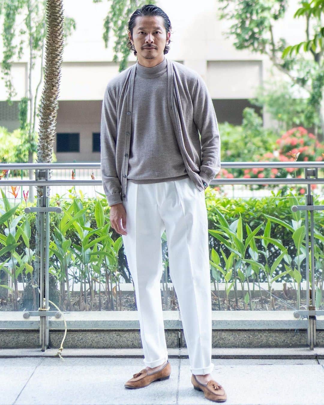 高田朋佳のインスタグラム：「Nothing in men's fashion looks as luxurious as the combination of beige and white.  The feel and luster of cashmere x silk and the moderately relaxed silhouette of the trousers create a more elegant impression.  ———————————————————————— #dressstyle #elegantstyle #modernclassicstyle #newclassicstyle #fashion #mensfashion #mensdressstyle #suitsstyle #dapperstyle #takadachannel  #silkcashmere」