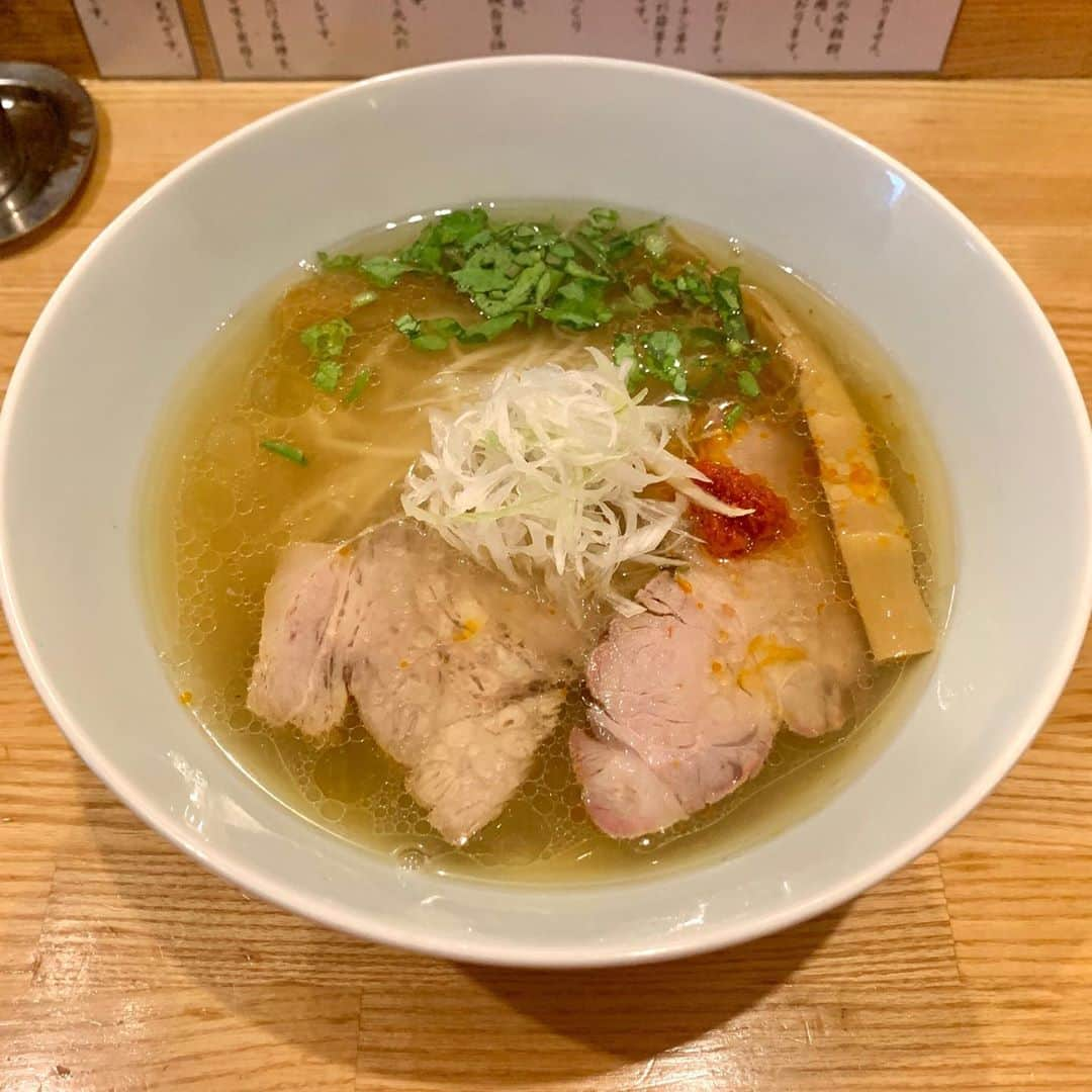 伊藤かりんさんのインスタグラム写真 - (伊藤かりんInstagram)「. . . 「地球の中華そば」 . . ラーメンwalker 神奈川でいかせていただきました 伊勢佐木長者町駅の人気店☺️ . . 今回食べたのは塩だったのですが 美味しすぎて美味しすぎて… なのでまた今度他の味も食べに行きたいです🥺 . . . #かりんのラヲタ修行中」10月17日 19時57分 - karin___ito