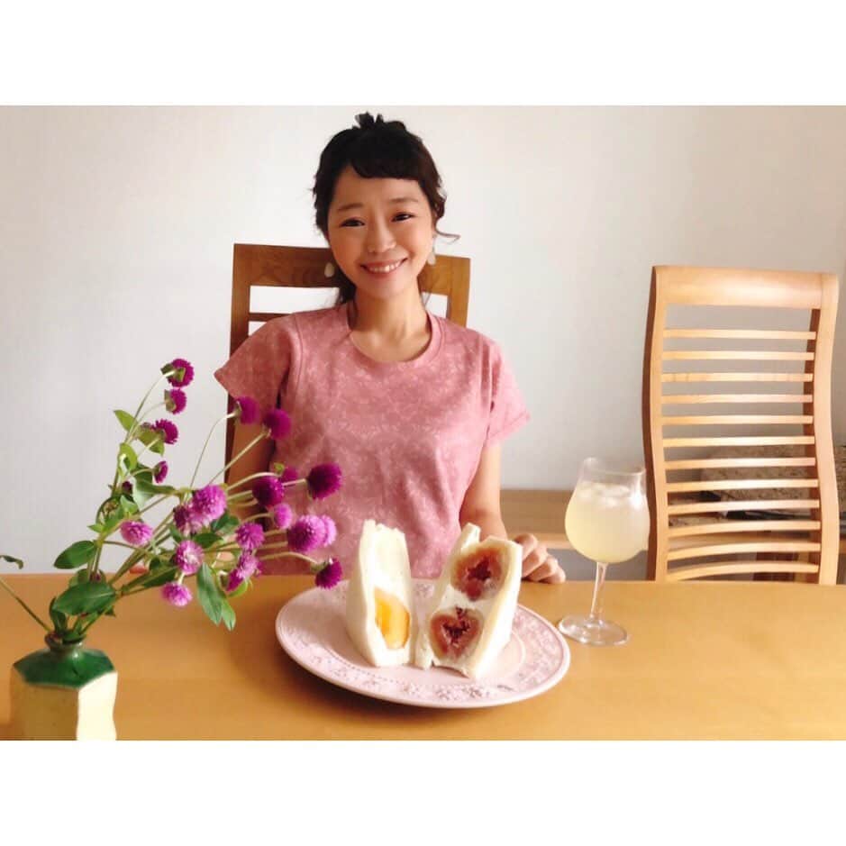 遠藤朋美さんのインスタグラム写真 - (遠藤朋美Instagram)「昨日の投稿の続き、下北果実さんの断面料理 フルーツサンドについて ・ ドディです、こんにちは。 ・ 2020年春から、断面レシピにはまり、 テリーナー（テリーヌを焼く人）になりたがるドディさんですが、 いよいよフルーツの断面が美しいと言えばのあの食べ物、 そう、フルーツサンドをいただきました ・ 下北果実さんのメニューは、 旬のフルーツを使ったものが多いため、季節ごとにメニューが移り変わります。 実のところ、旬のものをできるだけ食べたい派のドディさんは 下北果実さんの旬の物へのこだわりもテンションがあがりました。 ・ よく見かけるフルーツサンドは、ミカン、イチゴなどなどありますが、 今回お土産に選ばせていただいたものは、 「イチジク」と、「洋ナシ＋柿」の ２つのフルーツサンドです。 ・ おおおぉ・・・・。 あえてのその果実を持ってくるちょっと変わり種感が 見ていてとても楽しい。 ・ お家でさっそくいただきました。 味もクリームでお腹いっぱいになるかな？と思いきや、 フルーツの甘味をしっかり感じさせてくれるようにか 甘味をかなりおさえたクリームで、食べやすくて、おいしかったです。 ・ ちなみにこの変わった見た目のイチジク、ちょっと気になったので栄養について調べましたが、 食物繊維豊富、整腸作用のあるペクチンが豊富なんだそうです。 ・ たしかに、なんか今日いつもと腸内が違う気が・・・。 ・ そして果物にはめずらしい、鉄分カルシウムもバランスよく含んでいるそうです。 ・ めったにイチジクは食べないのですが、 お店で見かけたら、また手に取ってみようと思います。 ・ ・ ・ ・・・なでしょう、写真見てて思ったのですが、 おいしいもの食べすぎて、 心なしか・・・ドディさん、太っ・・・・た？ 本日、雨のため、走って、いません。 ・ ・ ・ @shimokitakajitsu #下北果実 #下北沢カフェ #下北沢グルメ #フルーツカフェ #フルーツサンド #ワッフル #チキンワッフル #PR  #ドディ #世界を走れドディ #ランニング女子 #ランスタグラマー #running #Marathon #Laufen  #달리기 #마라톤 #跑步 #马拉松 #走るの好きな人と繋がりたい  #健康生活 #健康 #秋の味覚」10月17日 19時51分 - aristocatsthe817