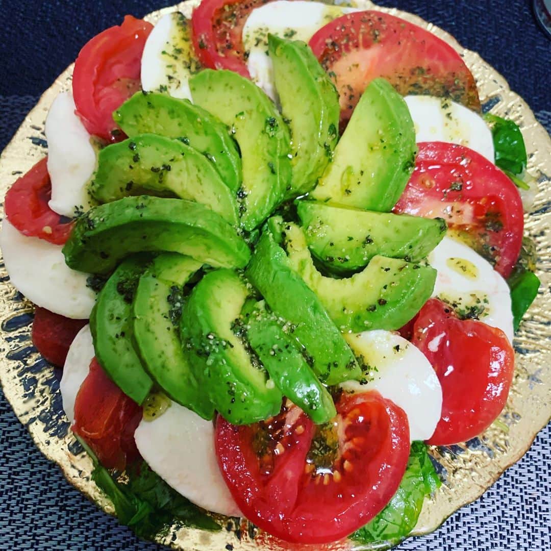 知念紗耶のインスタグラム：「とある日の晩ご飯のサラダ🥗💓 絶妙な組み合わせでした🤤 トマト×モッツァレラチーズ×アボカド×ベビーリーフ🌿 普段はほぼ和食中心ですが、この日は珍しく洋食メニューでした👀 たまには豪華にね😉✨✨ 盛り付けは上手じゃないけど、色合いは良し👍笑  #サラダ　#モッツァレラチーズ　#アボカド　#トマト　#ベビーリーフ」