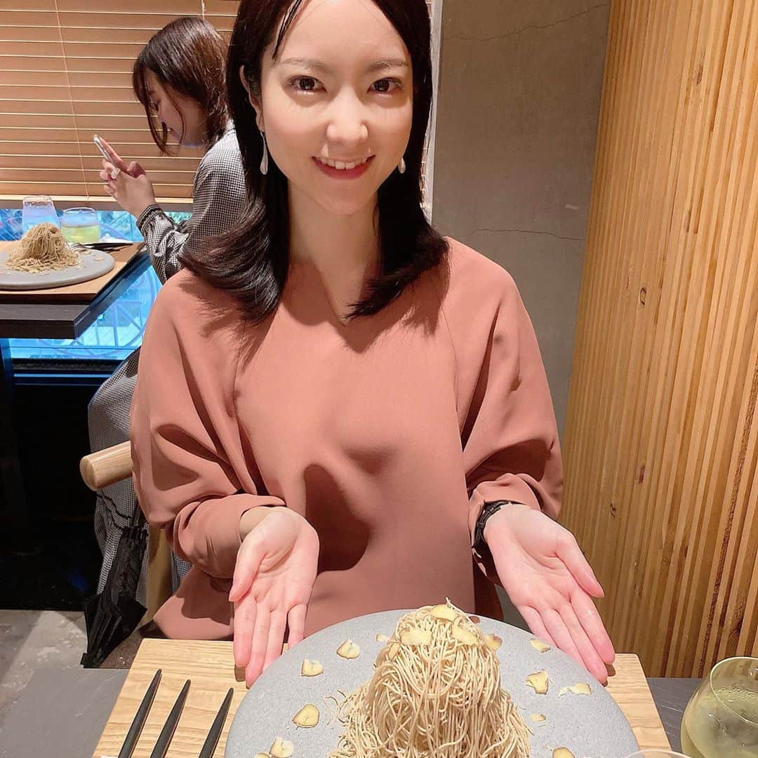 天明麻衣子のインスタグラム：「ずっと行きたかった自由が丘のモンブラン専門店、栗歩🌰  あんな大がかりな装置からクリームが絞り出されるとは思わず、びっくり😲 そうめんみたいに細いので、モンブランをすするという初めての体験をしました　笑  ボリュームあるけど、中がサクサクのメレンゲなので、余裕で完食できますよ〜😉 #栗歩 #栗歩自由が丘 #モンブラン #モンブラン専門店 #モンブラン好き #栗が美味しい季節 #寒いので体調に気をつけて #雨の日スイーツ」