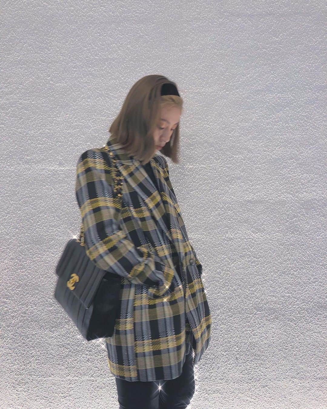 honoka のインスタグラム：「昨日の服。 既に寒すぎて 冬乗り越えれるか不安。 毎年言うてるこのセリフ。笑  あ！今日はさくらの親子丼。放送日🙋🏻‍♀️ 主題歌歌わせてもらってます✨ ひびきも出演されております。 みんなで一緒に観よね。 ひびき、あ、じゃなくて、、 みどりちゃん。みよね。。 どきどき。たのしみ。  #さくらの親子丼 #今日は23時50分から #きらきら加工ハマってます」