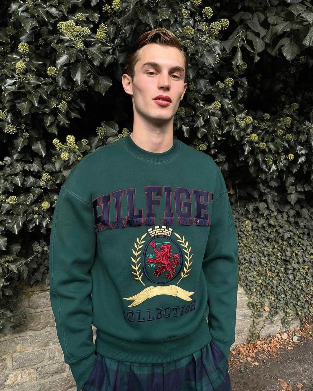 Tommy Hilfigerさんのインスタグラム写真 - (Tommy HilfigerInstagram)「Autumn evenings are perfect sweater weather. @kitbutlerr in our #HilfigerCollection Logo Crewneck.」10月17日 20時00分 - tommyhilfiger