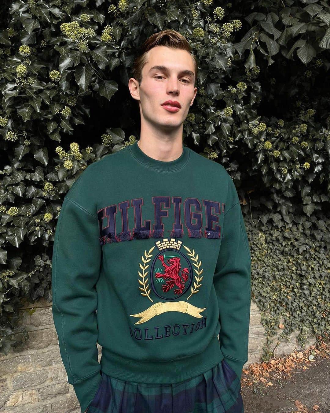 のインスタグラム：「Autumn evenings are perfect sweater weather. @kitbutlerr in our #HilfigerCollection Logo Crewneck.」