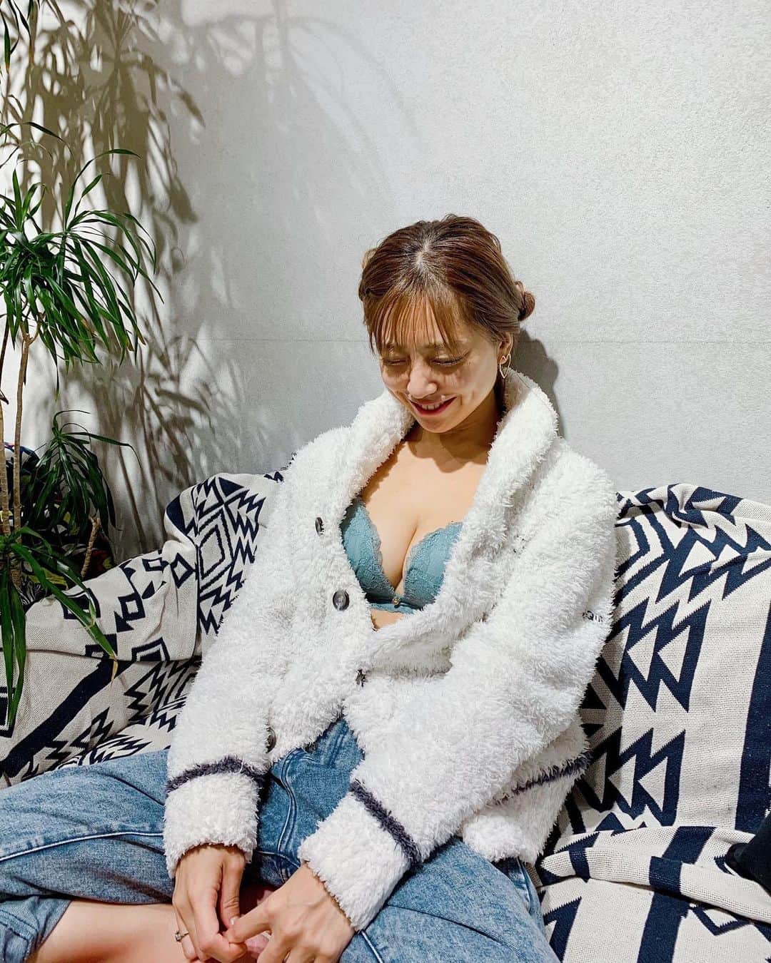 本橋優華のインスタグラム：「ノンワイヤーって楽ちんだけど、安定感がないからなぁって避けてる女性多いんじゃないかな🤔 "すっぴんメイクブラ" 本気でいいよ☺︎ しっかり胸をメイクしてくれるのに楽ちん。 そして何よりデザインが可愛い。  サイズによってはなかなか可愛いのが見つからないですよね。 どのサイズも可愛くてめちゃ嬉しい✧ 素敵な週末を♪  #tutuanna#weekend#roomwear #lingerie#green#inner#チュチュアンナ#ノンワイヤーブラ#すっぴんメイクブラ#ランジェリー#おうち時間 #gooditem#goodnight#japan#tokyo#PR」
