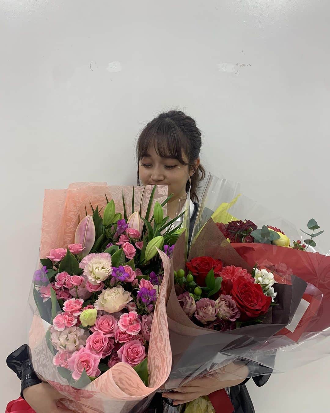 山田野絵のインスタグラム：「#みなのえ公演 ありがとうございました！  お花も載せきれてないけどたくさんいただいて、プレゼントもいただきました！  全部大切にしますありがとう🥰🤤  感想など待ってます💓」