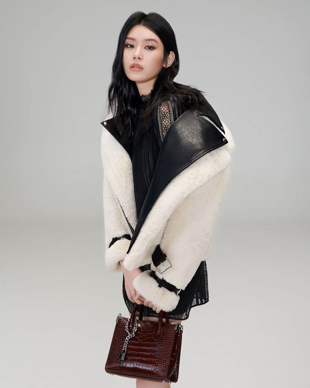 のインスタグラム：「A little bit of me in a bag. #MingByTheKooples @thekooples」