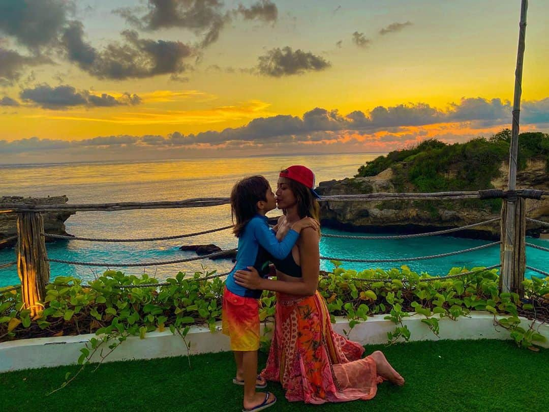 ジェシカ・イスカンダルさんのインスタグラム写真 - (ジェシカ・イスカンダルInstagram)「Sun is set #bali #perfectday #love」10月17日 20時15分 - inijedar