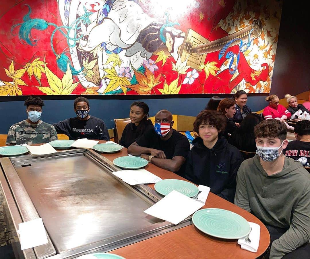 ファンクマスター・フレックスのインスタグラム：「Every Friday @inflexwetrust films and records we do an A&R discussion! I love how my team and my children keep me informed of what’s going on! Hunter,Jayden,Dante and Alex! We unstoppable! Ps. EDOS : WHO ELSE LIKES HIBACHI RESTAURANTS? @ YOUR FAVORITE RESTAURANT!」
