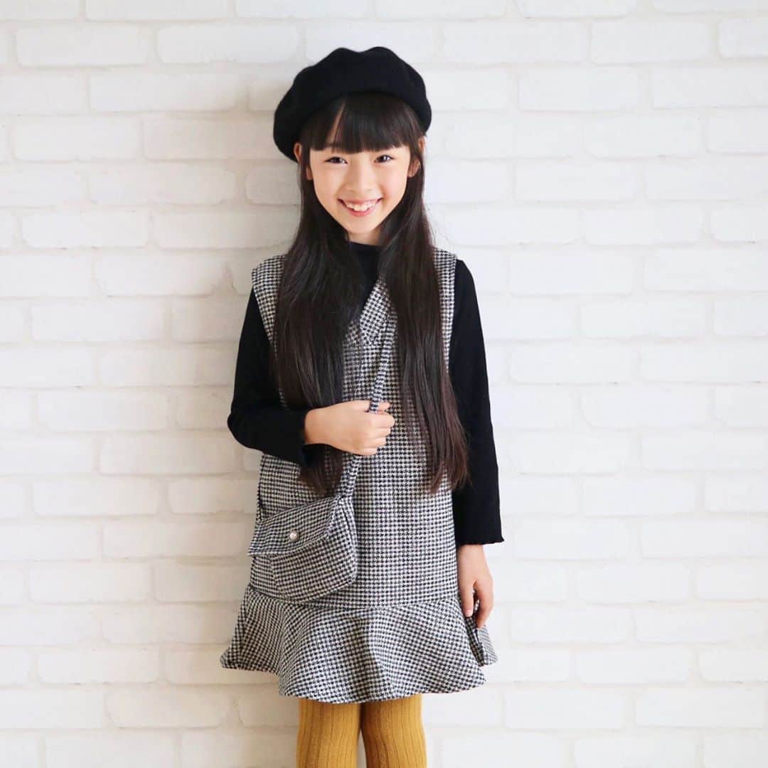 Akiのインスタグラム：「10/17 ・ 全国のお父さんお母さん そろそろ頭を悩ませる時期になってきましたね ・ クリスマスプレゼントは お決まりですか？🎅🎄← ・ ・ ・ うちの小学2年生は 鬼滅の刃 DX 日輪刀が欲しいと言っています😌 ・ ・ それ本当にいる？😌🗡 ・ ・ 娘のおNEW服👧🏻  @urbancherry_  ・ トップス＋ワンピースに さらにポシェット付きなお上品なフルセット🥺♡ ・ ・ このポシェット 意外と結構収納力があって 娘はクシとハンドクリームを入れてます😌 ・ #女子力 ・ ・ ・ ・」