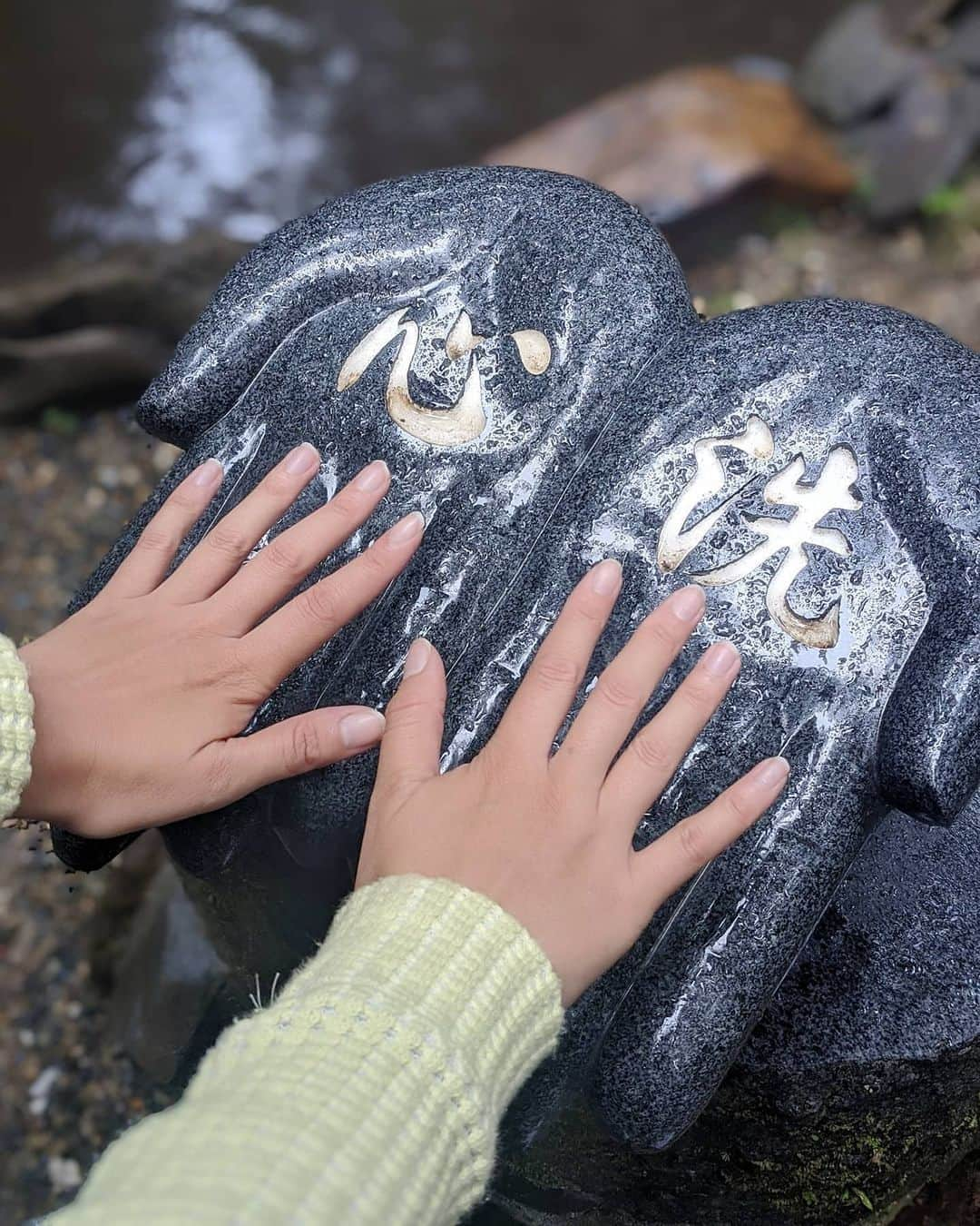 芳美リンさんのインスタグラム写真 - (芳美リンInstagram)「久しぶりに、ゆっくり 神社巡り。  雨だとさらにパワーがアップする説を糧に、、😀☂  最近はご時世で御朱印は紙でしかいただけないとこが多いけど、元々御朱印帳忘れたとき用に、 後から貼る専用の御朱印帳も持っているので、気にならない。  気持ちがこもっていればパワーは一緒のはず！ #御岩神社 #愛宕神社 #照国神社#泉神社#泉が森 #茨城#日立#国内旅行 #御朱印ガール#御朱印集め #神社巡り#パワースポット #旅好きな人と繋がりたい#旅好き#女子旅 #ワンピース @zizzle_official」10月17日 20時10分 - lynn.lynn5