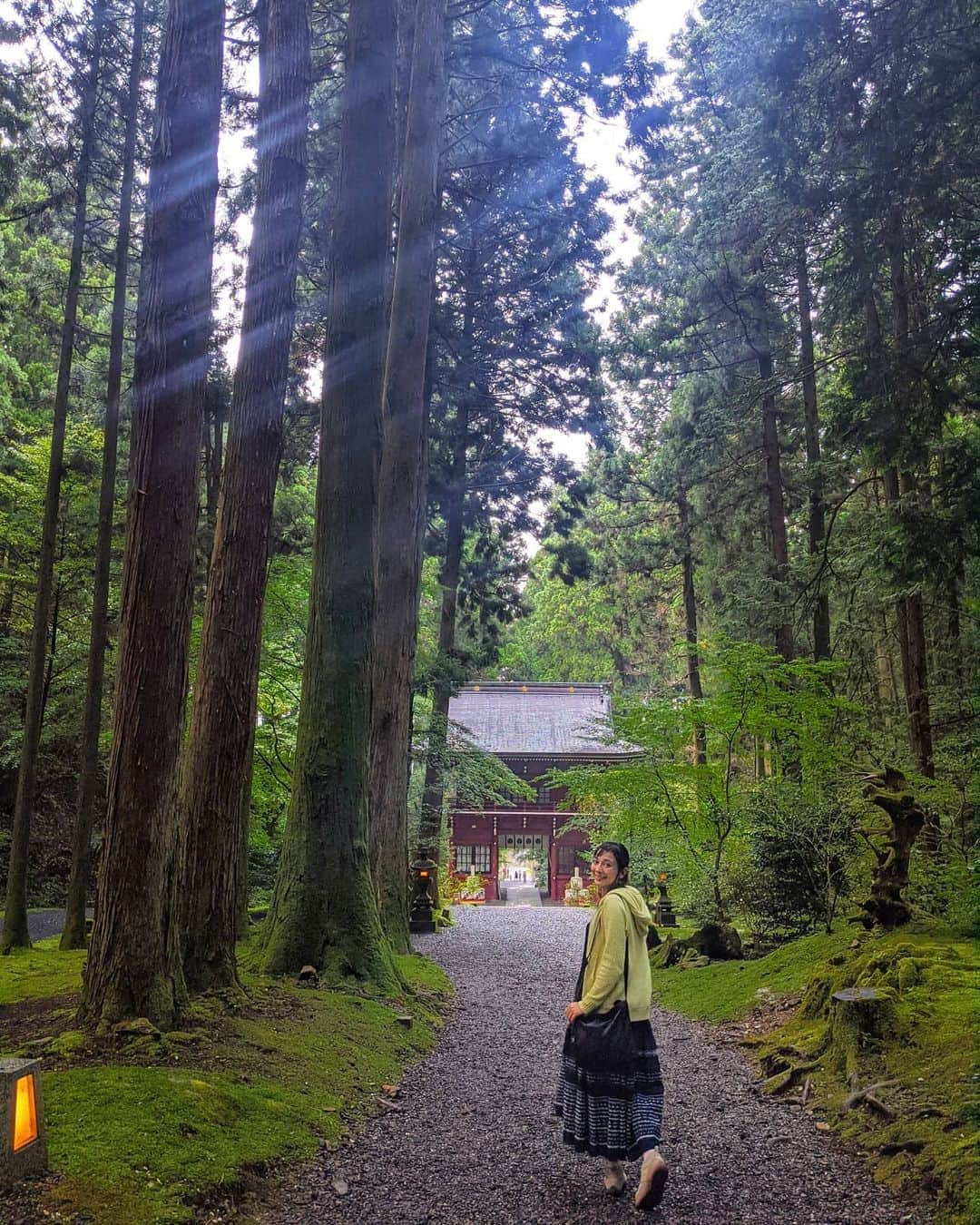 芳美リンさんのインスタグラム写真 - (芳美リンInstagram)「久しぶりに、ゆっくり 神社巡り。  雨だとさらにパワーがアップする説を糧に、、😀☂  最近はご時世で御朱印は紙でしかいただけないとこが多いけど、元々御朱印帳忘れたとき用に、 後から貼る専用の御朱印帳も持っているので、気にならない。  気持ちがこもっていればパワーは一緒のはず！ #御岩神社 #愛宕神社 #照国神社#泉神社#泉が森 #茨城#日立#国内旅行 #御朱印ガール#御朱印集め #神社巡り#パワースポット #旅好きな人と繋がりたい#旅好き#女子旅 #ワンピース @zizzle_official」10月17日 20時10分 - lynn.lynn5