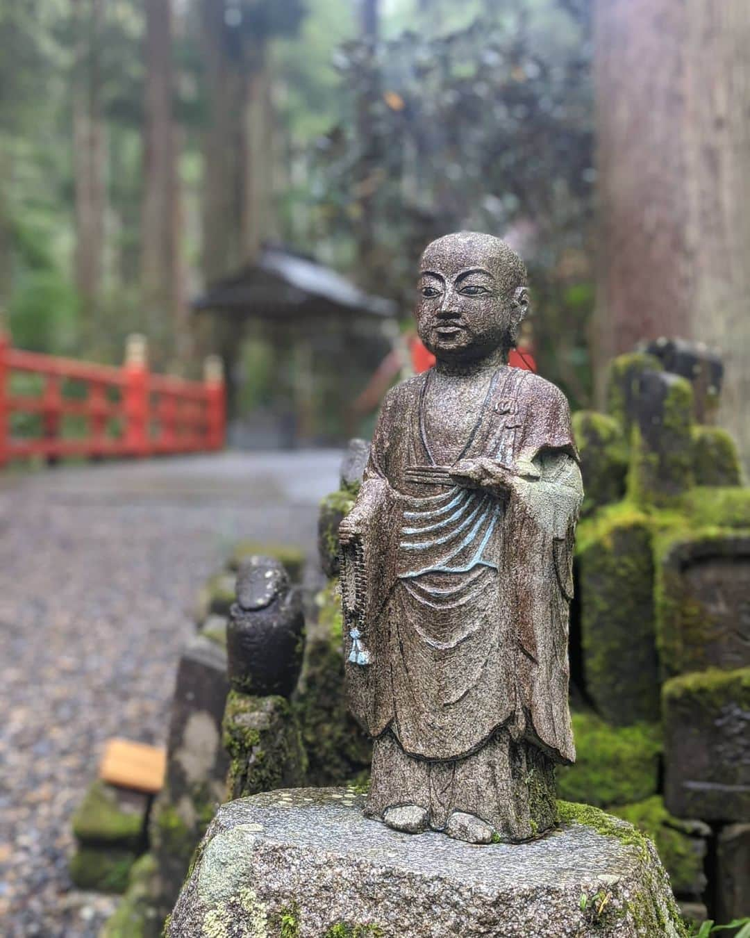 芳美リンさんのインスタグラム写真 - (芳美リンInstagram)「久しぶりに、ゆっくり 神社巡り。  雨だとさらにパワーがアップする説を糧に、、😀☂  最近はご時世で御朱印は紙でしかいただけないとこが多いけど、元々御朱印帳忘れたとき用に、 後から貼る専用の御朱印帳も持っているので、気にならない。  気持ちがこもっていればパワーは一緒のはず！ #御岩神社 #愛宕神社 #照国神社#泉神社#泉が森 #茨城#日立#国内旅行 #御朱印ガール#御朱印集め #神社巡り#パワースポット #旅好きな人と繋がりたい#旅好き#女子旅 #ワンピース @zizzle_official」10月17日 20時10分 - lynn.lynn5