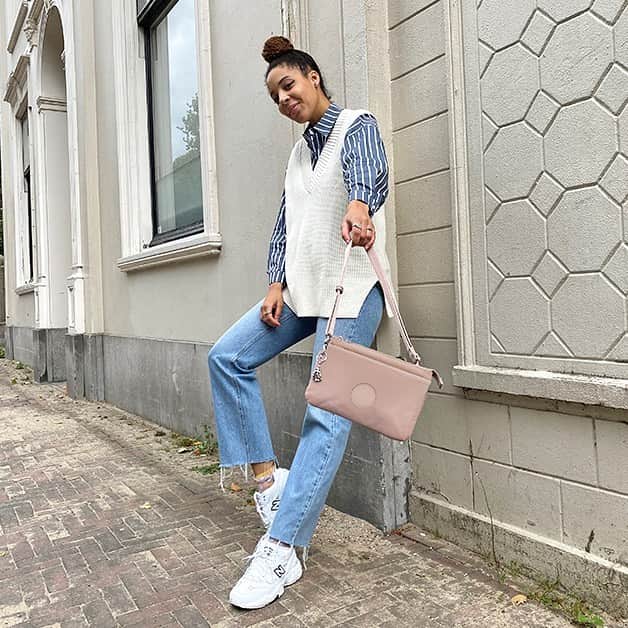 のインスタグラム：「All in on pink 🌸@lianaadenise rocking our Riri Clean Blush bag, a must-have for the autumn season #paka #LiveLight」