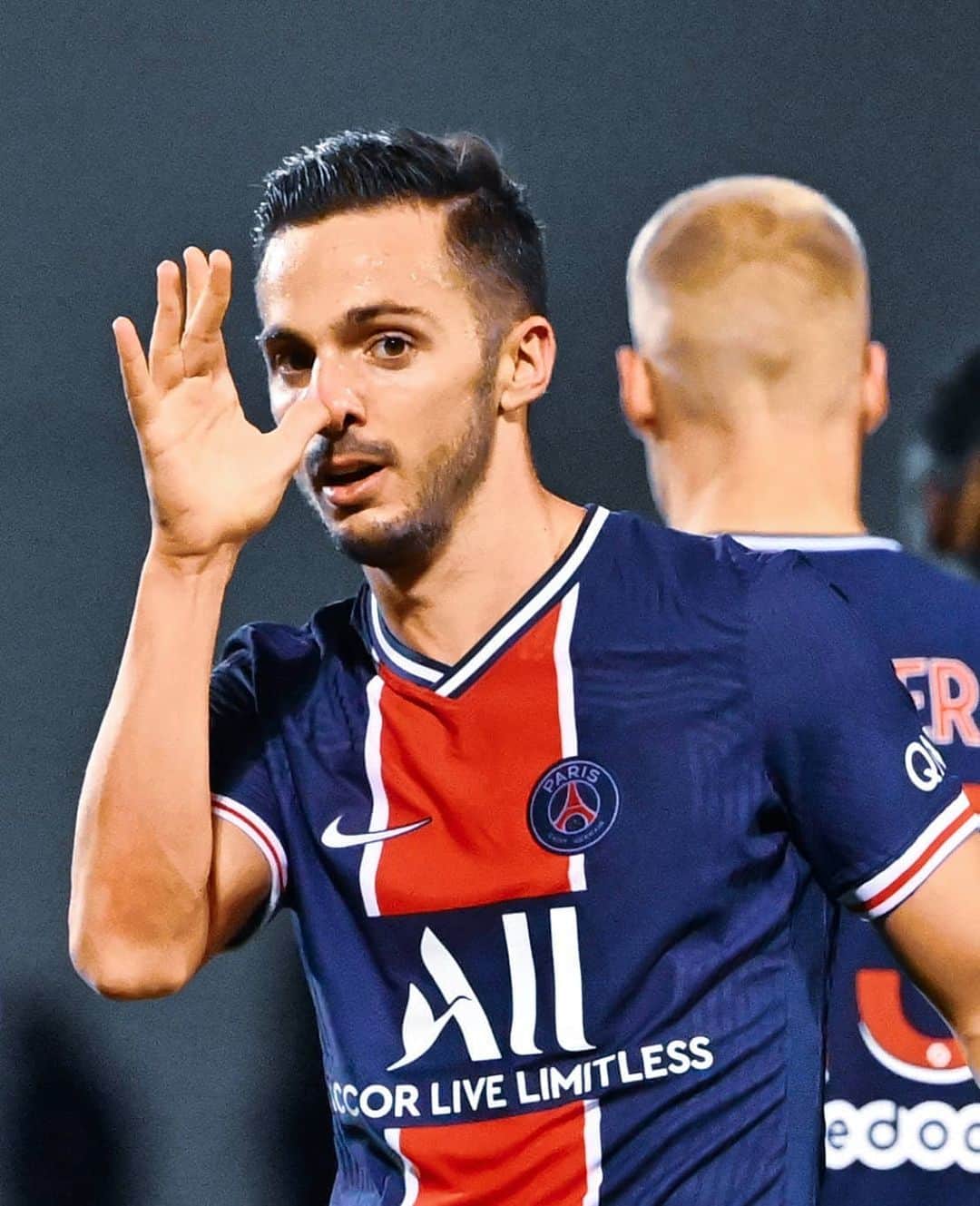 パブロ・サラビアのインスタグラム：「🎺🎺🎺   #paris #psg #allezparis #ps19」