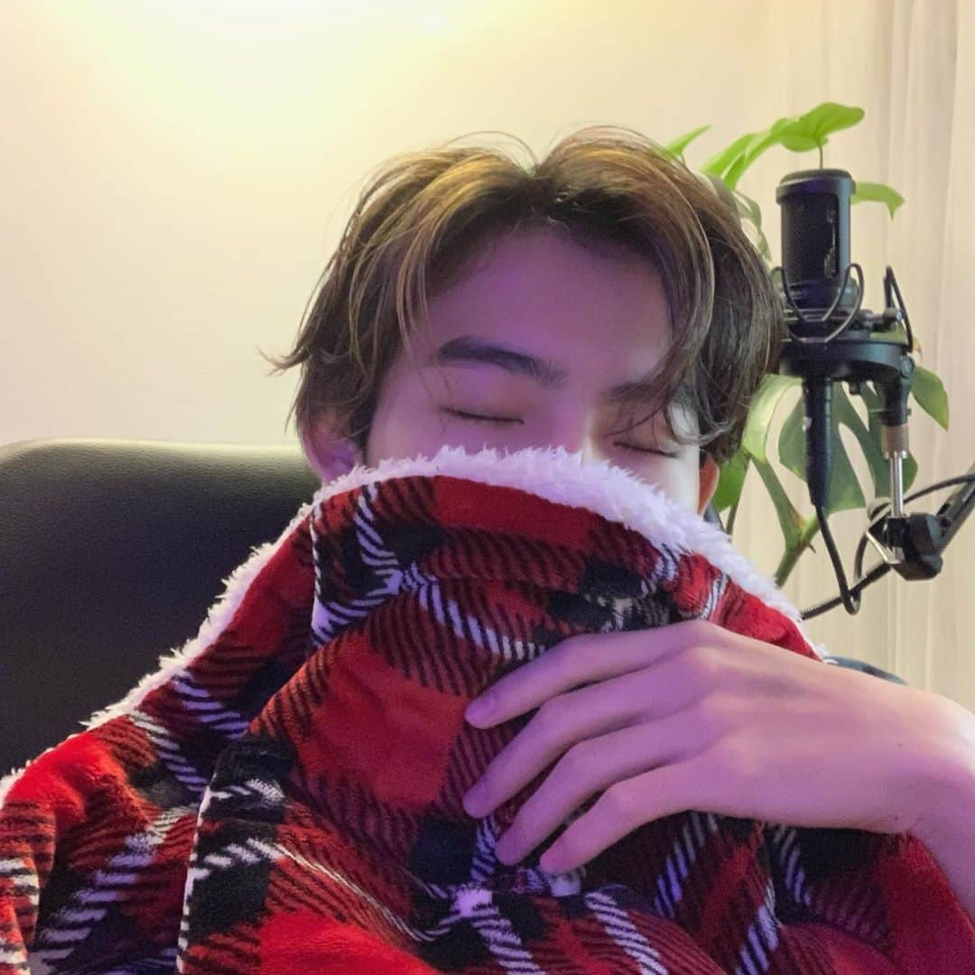 NOA（ノア）さんのインスタグラム写真 - (NOA（ノア）Instagram)「Getting COZY in my favorite blanket 😛  寒くてコストコのお気に入りブランケット出してしまった、、 みんなも暖かくしよ😷」10月17日 20時12分 - n_o_a_3_