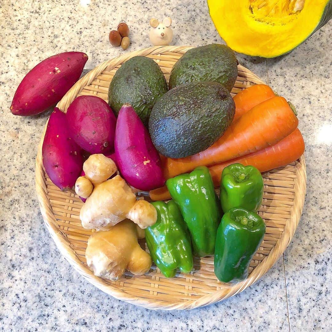 榊山敬代のインスタグラム：「🥕🥑🍠🎃"… ・ 週末は買い出しの巻 秋らしいいろどりで  きれいだなぁ〜と おもわず記念撮影  画像には入らなかったけど ほうれん草も見事に立派で キレイだね〜とほめながら 野菜たちを清めて野菜室へ  そこでふと感じましたのは 野菜たちも褒めてくれたら  うれしいかなぁ… 聞こえてるかな…  そのようにイメージしますと 食べるまえに沢山ほめてから いただきたいと思うのでした  最近アトリエのグリーンたちも 毎朝褒めながら水換えしていて  キモチが通ってる気がする程 ニコニコしてるように映る時  それにしましても  おもわずキレイだねと言わせてしまう お野菜や植物さんたちは凄いなと思う  込み上げてくるこの感情は いのちのチカラなのかなぁ  秋ならではのいのちがあるからこそ 旬の食材を感動しながら頂きたいな  キッチンで学んだ秋のひとコマなのでした  🍁🌰… #食欲の秋　…  ・ ・ ・ ・ #秋 #autumn #vegetable  #さつまいも #Sweetpotato #生姜 #Ginger #ピーマン  #カボチャ #pumpkin #にんじん #carrot #アボカド #avocado #beautiful #artist #kitchen #cooking #日本画家 の #お料理こんなもん#green」