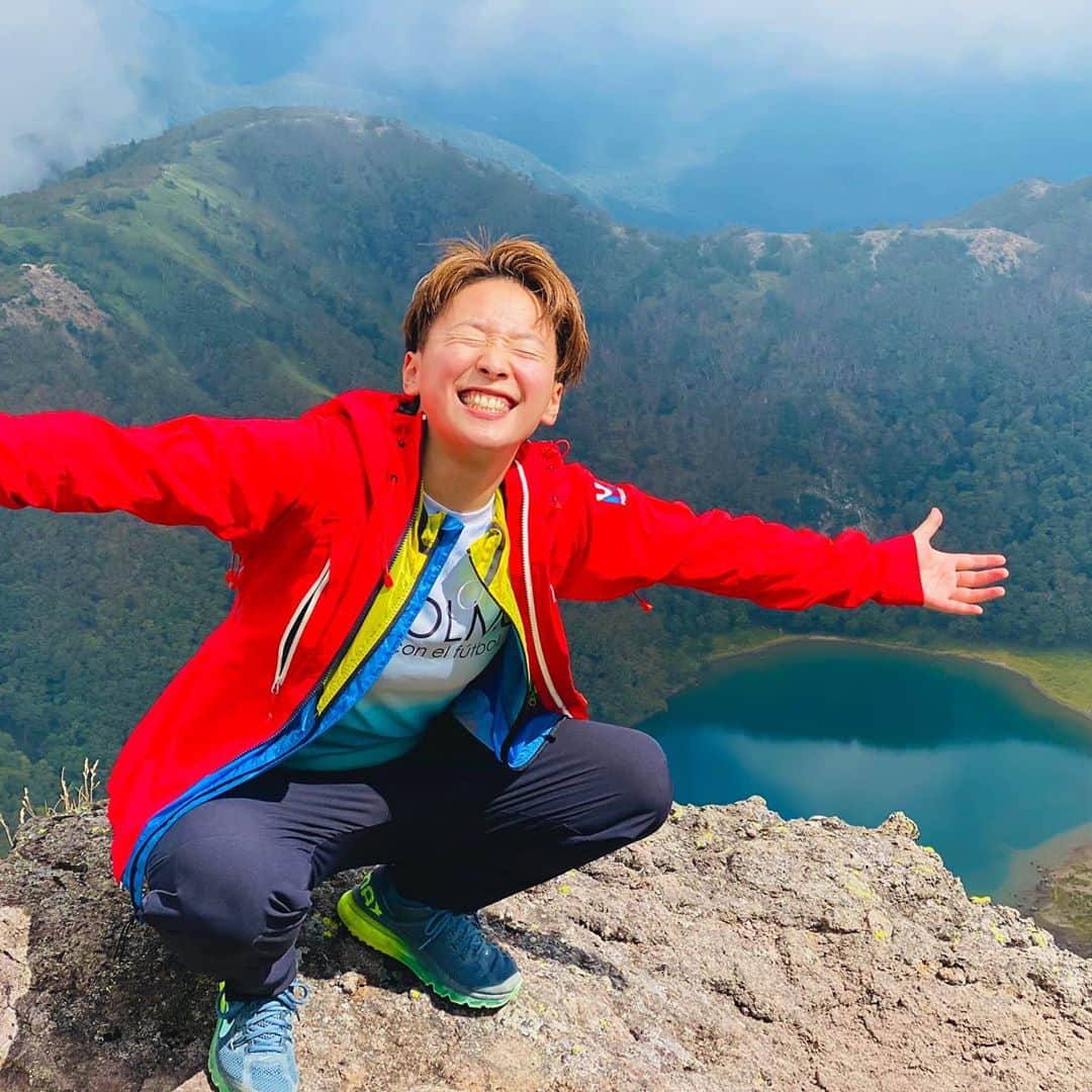 のインスタグラム：「初登山で日光白根山登ってきたよ〜♡  想像の5倍辛くて笑った。  18年生きた弟のあさひが『山って人生やなぁ。』ってこの世の全てを分かってしまったような顔で言ってました。アンチはしてあげないでください。  みんなは登山したことある？？ わりとほんまに知りたい。  #山は人生」