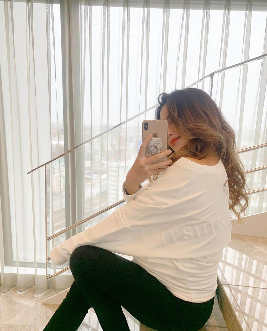 Yumaikaのインスタグラム：「今日は久しぶりに、たくさん寝て ゆっくりできた日🤍🤰🏻  おっきめのロンTきても、お腹きっちきちやぁ〜😚👶🏻」