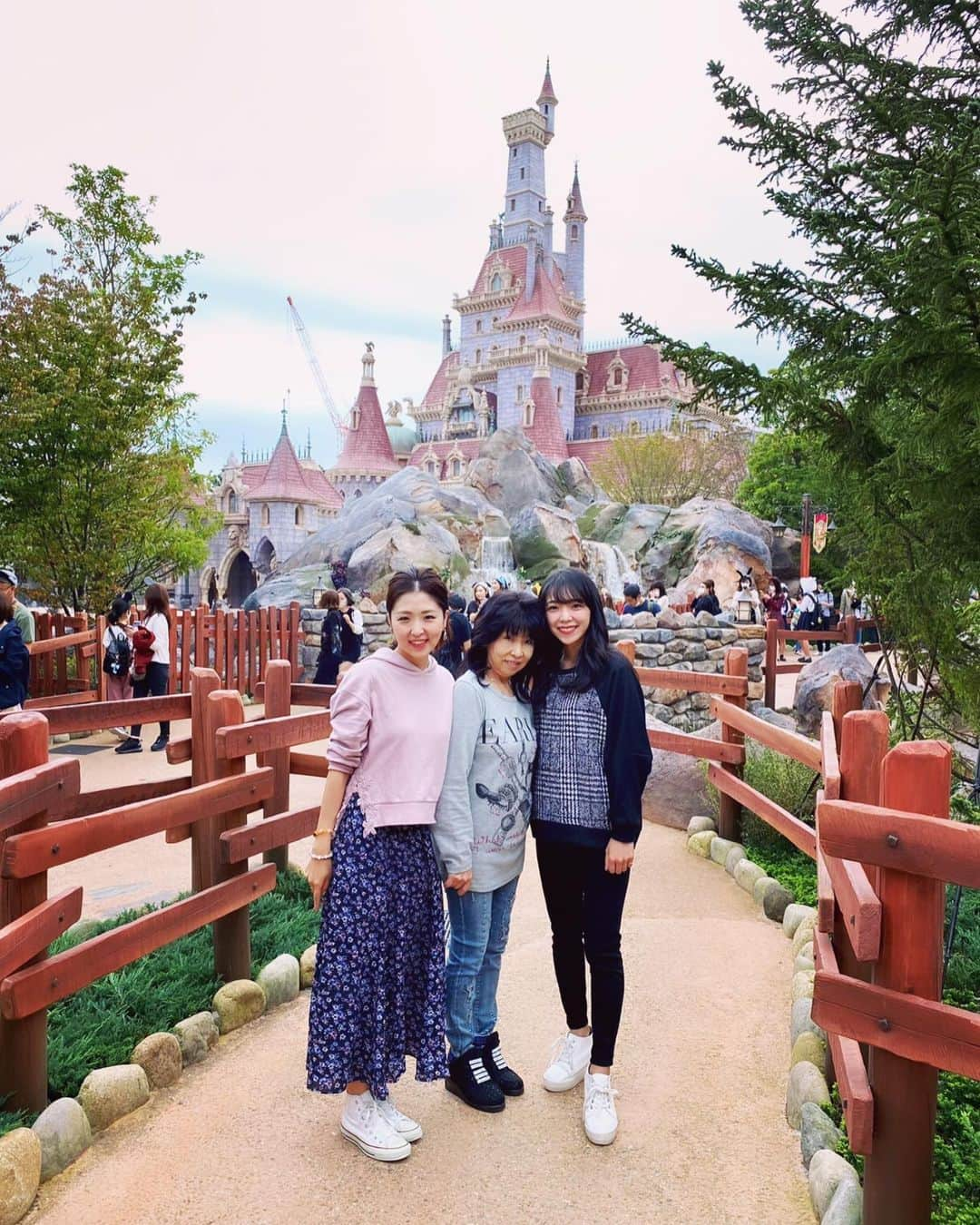 石原夕里朱のインスタグラム：「Photo Spot♡﻿ ﻿ 美女と野獣のお城の前で🏰﻿✨ ﻿ アトラクションもたくさん乗れて﻿ ﻿ 楽しかった〜☺️💓﻿ ﻿ ディナーはワールドバザールの中にある﻿ ﻿ イーストサイド・カフェにしました🍝﻿ ﻿ ちなみにレストランは早めに予約した方が良いです💡﻿ (事前予約制のレストランは前日・当日だと満席になっちゃう可能性高いです⚠️)﻿ ﻿ 今度はシーに行こうっと❤️﻿ ﻿ #tokyodisneyland #disneyland #tdl #photospot #dinner #eastsidecafe #ootd #fashion #disneyfashion #instagood #photooftheday #instadiary #東京ディズニーランド #ディズニーランド #夢の国 #美女と野獣 #新エリア #新アトラクション #魔法のものがたり #私服 #今日のコーデ #カジュアルファッション #ディズニーファッション #パンツスタイル #🏰」