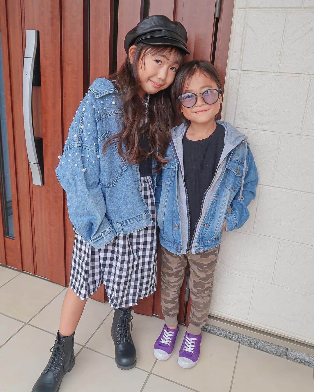 かなのインスタグラム：「． 杏奈8歳になりました🧸🎊 産まれた日もこんな雨の日☔️だったなぁ☺️ 今日は杏奈リクエストのしゃぶしゃぶ食べに行ったよ〜😍🥩  食べるのに夢中で写真忘れた🤢笑 ． 2人のデニムジャケットは @urbancherry_ 💙 杏奈のはパール付き、りきとのはフード付きで可愛いの🥰 ． ． #誕生日#8歳#1017#おめでとう#娘#息子#きょうだい#キッズコーデ」