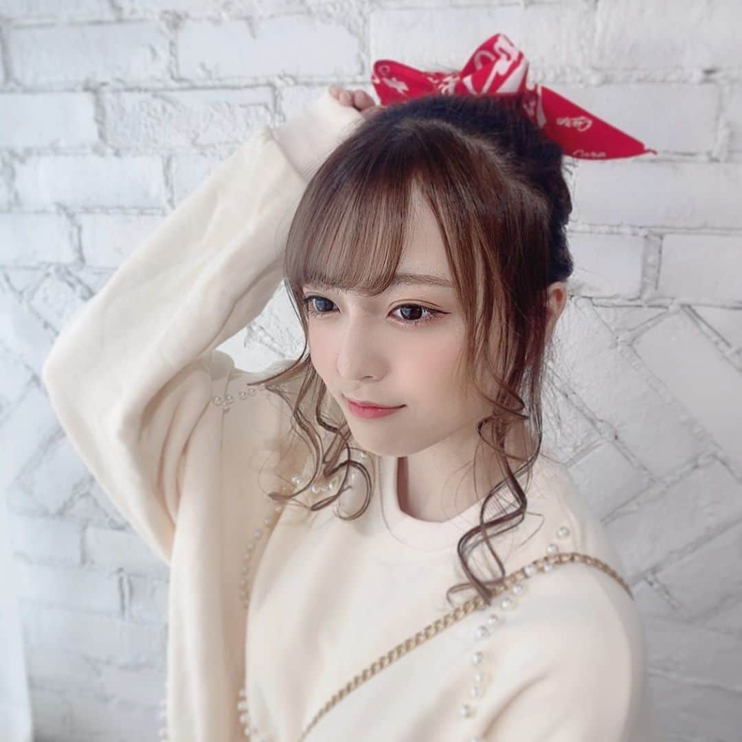のインスタグラム：「カープの首に巻く冷たくなるスカーフをお団子にリボンにして巻きました！*⑅୨୧  ୨୧⑅*  いつも髪の毛を綺麗にしてくれてるミライフの宝さんに今日もお願いしました(ᐡ •̥  ̫ •̥ ᐡ)‬  #ヘアセット#お団子#カープ女子 #カープ  #広島美容室 #instagood #instalike #instagram #japanesegirl #gravure#photography #flowers #fff #셀카#뷰티스타그램#셀카그램#좋아요#팔로우 #粉我」