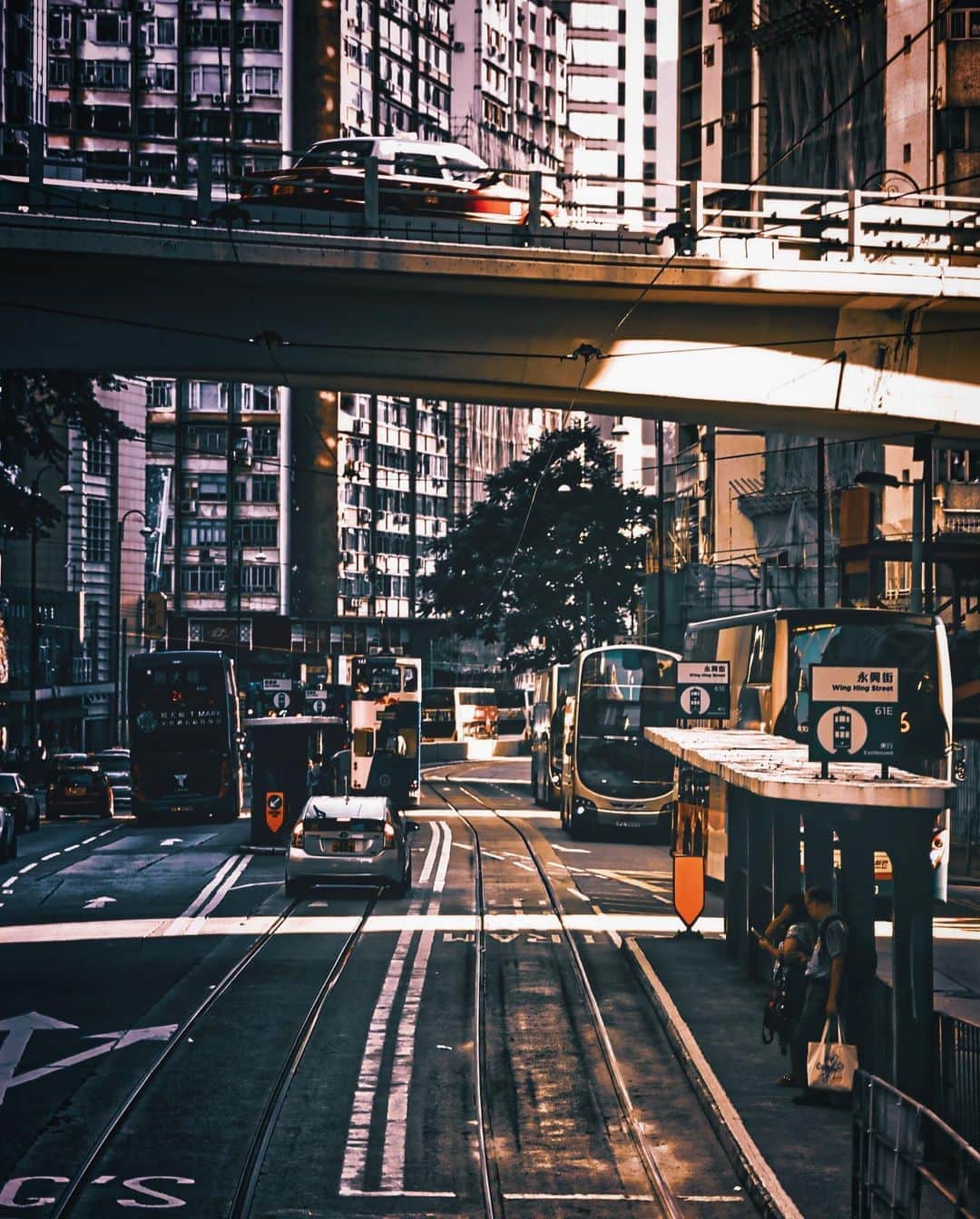 のインスタグラム：「Sunset time 🌇 🇭🇰 Have a nice weekend dears ! 新しいiPhone買いますか？    #hayamihannah  #Picsofhk #香港 #Sonyimagegallery  #discoverhongkong #instameethk⁠ #awesomehongkong  #hongkongphotography⁠ #unlimitedhongkong  #exploringhongkong⁠ #hongkongstreets  #hongkongnight  #hongkong  #hongkonglifestyle #Hongkonginsta  #hongkongstreetphotography⁠ #visualhongkong  #reframinghk  #travelphotography  #sonyimages #moodygrams⁠  #Adorama #Way2ill #yourshotphotographer  #localiiz  #HongKongGuide #TimeOutHK #capitalshooters  #Cityphoto_HongKong #Monstermoods」