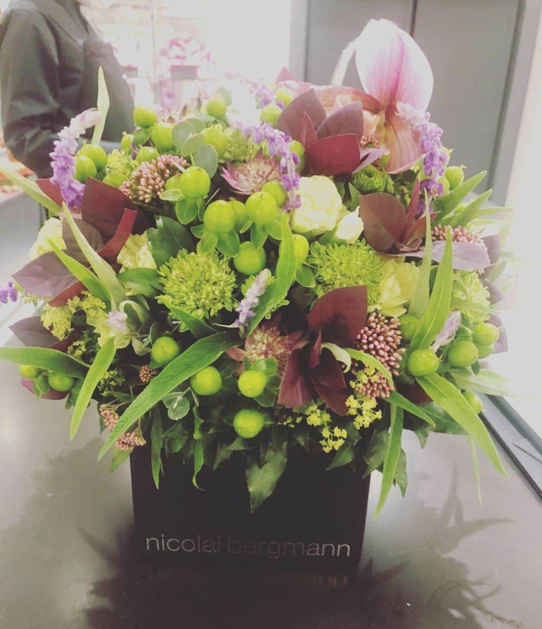 平山奈美のインスタグラム：「大切な人へ贈る花束を選ぶって、なんだかとってもワクワクした💐 @niki_kudo 改めておめでとう☺️😌  .  #ニコライバーグマン #花束 #お花 #生花 #フラワーアレンジメント」