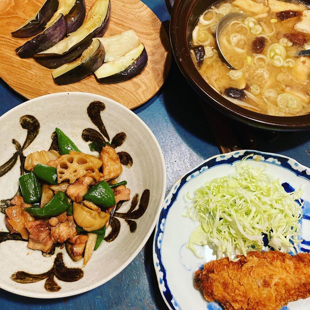 井上荒野のインスタグラム：「鯵フライ、そのあとで揚げた茄子、鶏と根菜炒め煮、キノコ汁。鯵フライは市販の冷凍を揚げるだけなんだけどおいしいのを見つけた。」