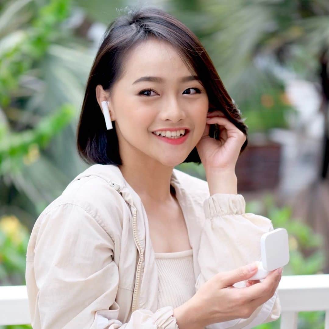 ロナ・アングラエニのインスタグラム：「Tau gak, guys??? Kemarin2 tuh aku sempet bingung banget buat pilih earphones yang paling cocok buat aku pake sehari-hari. Tapi semenjak aku tau @xiaomi.indonesia punya Mi True Wireless Earphones 2 Basic, ga pake lama aku langsung suka banget! 😆😁Kualitas suara oke, desainnya simple dan ringan, serta ENC bermikrofon ganda yang bikin suara lebih jernih kalau dipake telponan langsung bikin aku nyaman banget pakenya! 😘 #mitruewirelessearphones2basic #GakCumaHape Nah, kamu bisa dapatkan Mi True Wireless Earphones 2 Basic mulai dari harga Rp.399.900 di - www.bit.ly/XiaomiShopeeOS」