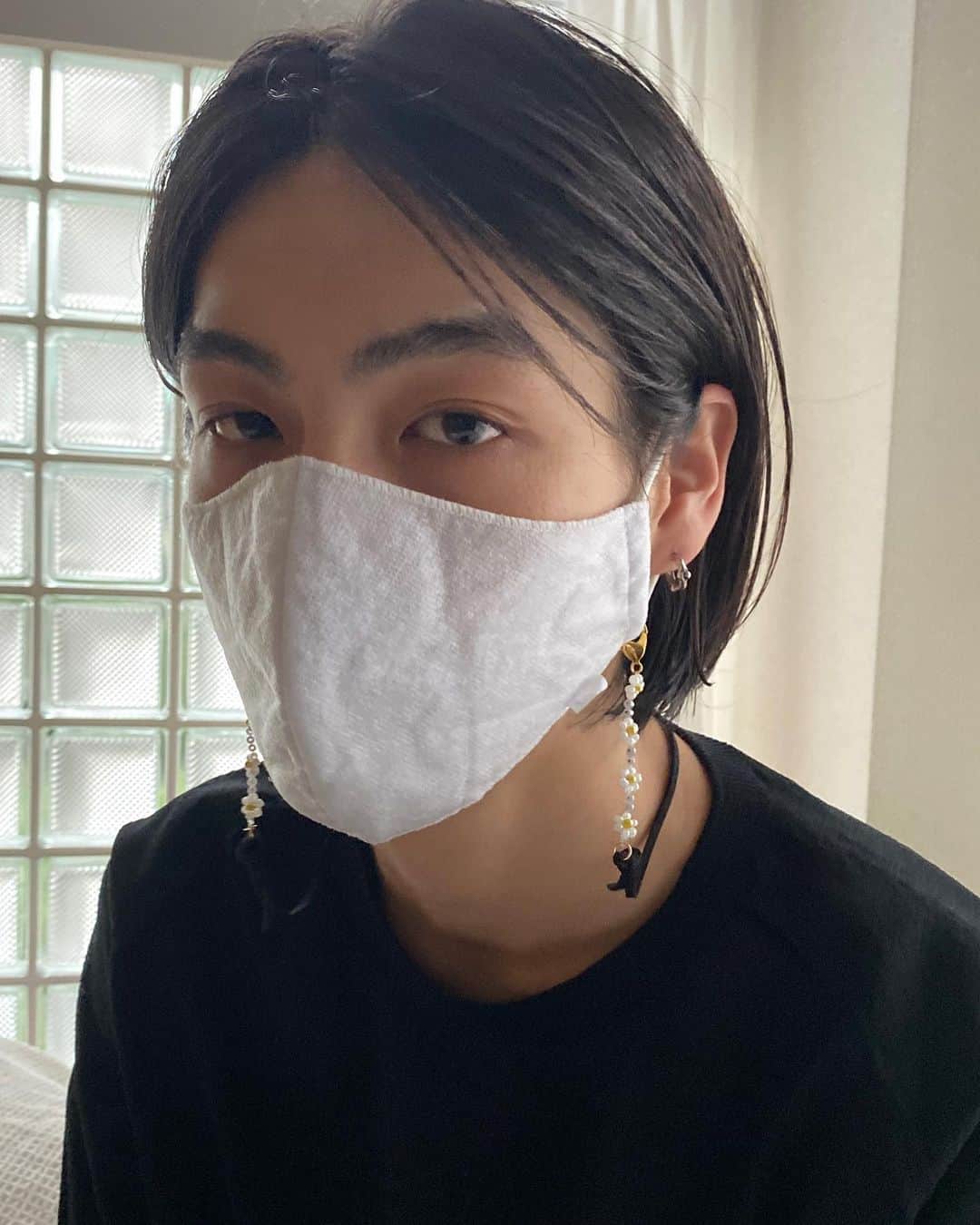 生野優子のインスタグラム：「マスクを首から下げられるホルダーが欲しくて作ってたらはまってしまったので販売します。 もし買ってくれる方がいたら、利益は動物の殺処分を回避する為の動物愛護活動を行う団体に全額寄付します。  使用しているのはチェコビーズ、ガラスビーズ、ウッドビーズでスエードは全て合皮です。 女の子がするのは勿論、男の子がつけてくれたら可愛くて倒れます🤦🏻‍♀️ あと単純にすごく便利です。  一つ一つ私の好きな街や場所をイメージしています。 写真以外の物も少しあります。 興味がある方はURL送るのでDM下さい！ ちなみに特別なサイト使ってる訳ではなく匿名配送のできるメルカリに出してるだけです。 写真で着けているのはチェコビーズが少し重い物もあったのでいくつか改良してます。 りく本当にありがとう👦🏻」