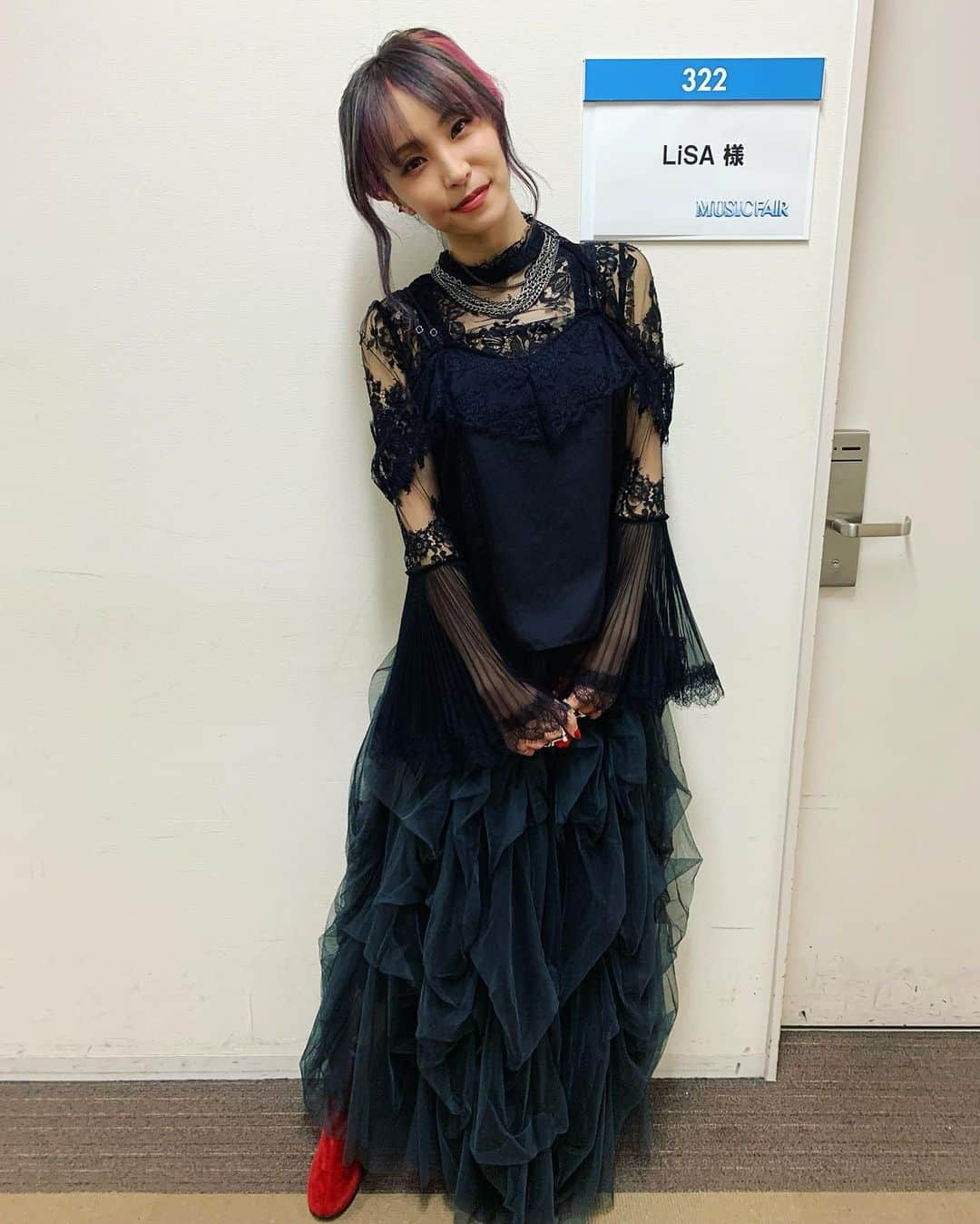 LiSAさんのインスタグラム写真 - (LiSAInstagram)「#MUSICFAIR 様 「炎」は真っ赤な演出の中に真っ黒な私からの餞を。 そして「愛し君へ」は、大切な貴方を想う純粋な気持ちを込めて真っ白な衣装でした☻ #りさふく　#くばちゃまコーデ #お母さんから直太朗様との映像見たよって動画が送られてきたけどずっと一緒に歌ってて勝手に三人デュエットになってる」10月17日 20時26分 - xlisa_olivex