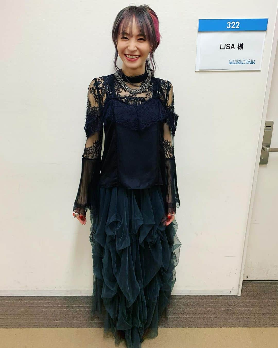 LiSAさんのインスタグラム写真 - (LiSAInstagram)「#MUSICFAIR 様 「炎」は真っ赤な演出の中に真っ黒な私からの餞を。 そして「愛し君へ」は、大切な貴方を想う純粋な気持ちを込めて真っ白な衣装でした☻ #りさふく　#くばちゃまコーデ #お母さんから直太朗様との映像見たよって動画が送られてきたけどずっと一緒に歌ってて勝手に三人デュエットになってる」10月17日 20時26分 - xlisa_olivex