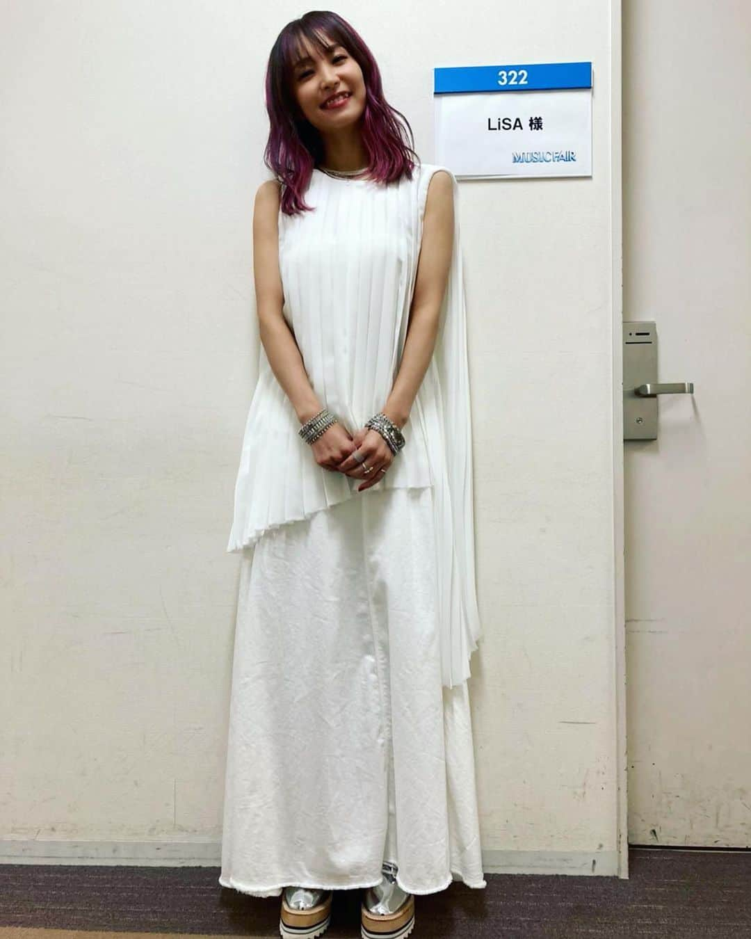 LiSAさんのインスタグラム写真 - (LiSAInstagram)「#MUSICFAIR 様 「炎」は真っ赤な演出の中に真っ黒な私からの餞を。 そして「愛し君へ」は、大切な貴方を想う純粋な気持ちを込めて真っ白な衣装でした☻ #りさふく　#くばちゃまコーデ #お母さんから直太朗様との映像見たよって動画が送られてきたけどずっと一緒に歌ってて勝手に三人デュエットになってる」10月17日 20時26分 - xlisa_olivex