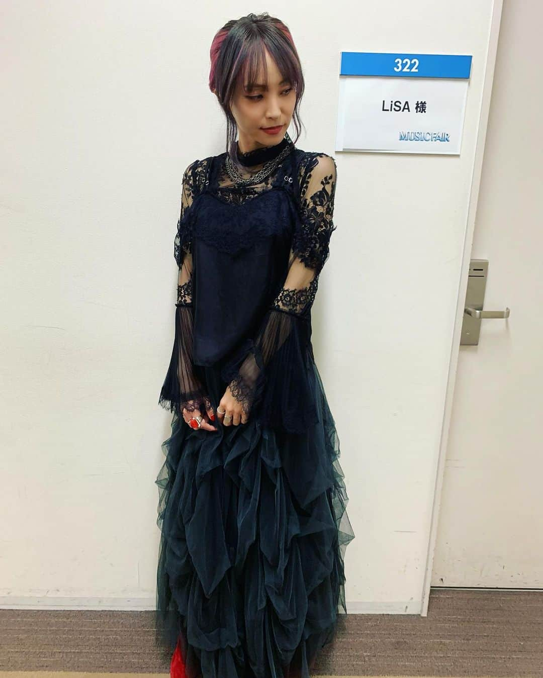 LiSAさんのインスタグラム写真 - (LiSAInstagram)「#MUSICFAIR 様 「炎」は真っ赤な演出の中に真っ黒な私からの餞を。 そして「愛し君へ」は、大切な貴方を想う純粋な気持ちを込めて真っ白な衣装でした☻ #りさふく　#くばちゃまコーデ #お母さんから直太朗様との映像見たよって動画が送られてきたけどずっと一緒に歌ってて勝手に三人デュエットになってる」10月17日 20時26分 - xlisa_olivex