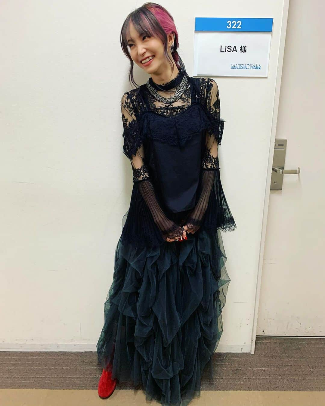 LiSAさんのインスタグラム写真 - (LiSAInstagram)「#MUSICFAIR 様 「炎」は真っ赤な演出の中に真っ黒な私からの餞を。 そして「愛し君へ」は、大切な貴方を想う純粋な気持ちを込めて真っ白な衣装でした☻ #りさふく　#くばちゃまコーデ #お母さんから直太朗様との映像見たよって動画が送られてきたけどずっと一緒に歌ってて勝手に三人デュエットになってる」10月17日 20時26分 - xlisa_olivex