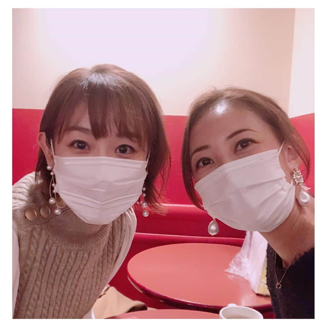 白姫あかりさんのインスタグラム写真 - (白姫あかりInstagram)「. 念願の💓 花組公演『はいからさんが通る』を 観劇させていただきました✨✨  観る前は、近くに大好きな花組のみなさんがいる… そして会える‼️と思うだけで ドキドキ💓ワクワクが止まらなかったのですが 幕が開いたらもう…次は… 涙が止まりませんでした😭😭😭 約1年ぶりに見る花組のみなさんのお姿が 愛おしくてたまりませんでした🥺💓 舞台のどこを見てもみんなの事を知ってる私‼️笑 みなさんから沢山のパワーと ときめきをもらいました✨✨ 本当にありがとうございました🥺❤️  そして改めて… れいちゃん、花組トップとしての大劇場お披露目公演‼️おめでとうございます✨✨ 私は特にかわいい華ちゃんと 歌ったり踊ったりしてるときに自然と出る 包容力増し増しのれいちゃんの表情が たまらなく好きです💓 れいちゃんの創る花組を これからもずっと応援してます✨✨  公演に関わっていらっしゃるみなさまが 心身共に健康で 夢と感動をお届けできますよう… そして無事に千秋楽を迎えられますよう 祈っております🙏✨✨ . . そして… 仕事終わりの同期のしほ(花蝶しほ)　@s1h0i1h2o  に少しだけ会えました❤️ 別でまよ(鳳真由)  @ootorispecialpanic  にもちらっと会えました❤️  今日は久々に仲間に会えた(見れた)のが嬉しくて… まだプチ興奮状態です😂 早くみんなでゆっくり会ってワイワイ話せるように なりたいなぁ🥺🥺🥺 . . .  #宝塚歌劇団  #花組#観劇 #東京宝塚劇場  #はいからさんが通る  #柚香光　くん #華優希　ちゃん 男前すぎる一期上さん💓 #瀬戸かずや　さん #冴月瑠那  さん いま気付いた…マイティの美しいお顔を 私の手で隠してしまってる😭ごめんなさい🙏 キレキレダンス健在の #水美舞斗  くん  ハッシュタグが名前だらけになりそうなので この辺りでやめておきます🤭笑 #宝塚og  #白姫あかり」10月17日 20時26分 - akari_shiraki