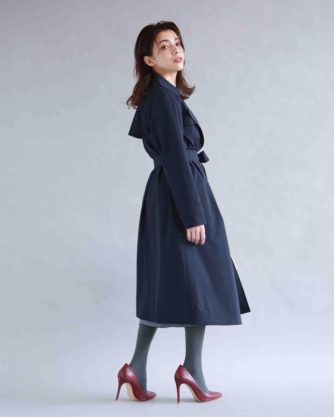 cdec_official Aesthetic Senseのインスタグラム：「. WINTER New ARRIVAL . . ネイビーのトレンチにボルドーの差し色を効かせた、マニッシュなハンサムコーデです。 どの角度からみてもキレイなシルエットで、着るシーンを選ばない優秀なトレンチコートです。 . . .  #クードシャンス #2020秋冬 #WINTER #冬コーデ  #WINTERFASHON #トレンド #華やかコーデ　#カジュアルコーデ  #細見え #着回しコーデ  #着回し #大人カジュアル #休日コーデ #ファッション  #大人コーデ  #大人コーディネート #今日のコーデ #今日のコーディネート #お洒落さんと繋がりたい #お洒落さんとつながりたい #ファッション好きな人と繋がりたい #大人女子 #大人女子コーデ #リモートワーク#おしゃれコーデ#リラックスコーデ#トレンチコート #トレンチ」