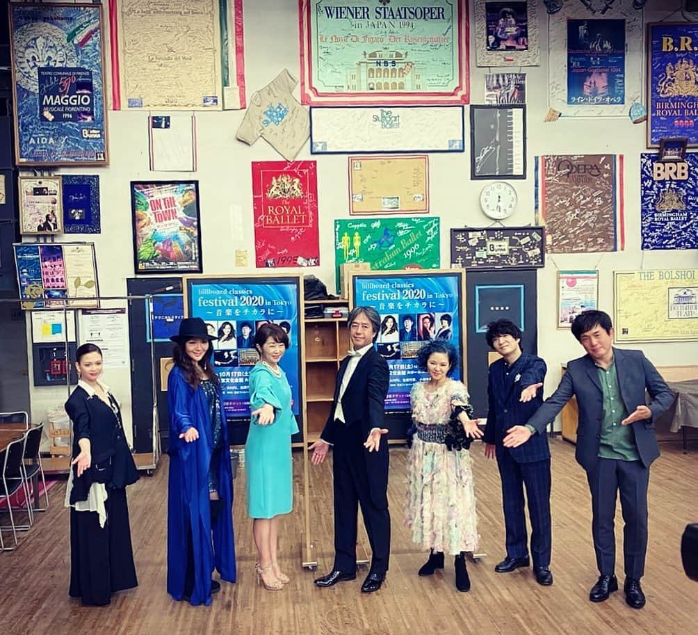 小柳ゆきのインスタグラム：「「Billboard classics festival〜音楽を力に〜」  9ヶ月ぶりのお客さんを前にしての歌唱でした。 やはりお客さんがいるって、ホント、生きるよね。有難い。  この様な豪華で素晴らしいステージから歌わせて頂けて、とっても嬉しい限りです。  雨で寒い中足を運んでくれた皆様、配信でご覧になられた皆様、医療従事者の皆様。  本当に有難うございました✨ . . .  jacket & blouse: @revemu0506   styling : @stokyo.uma   hairmake: @takechanmanhappy   #billboardclassicsfestival2020」