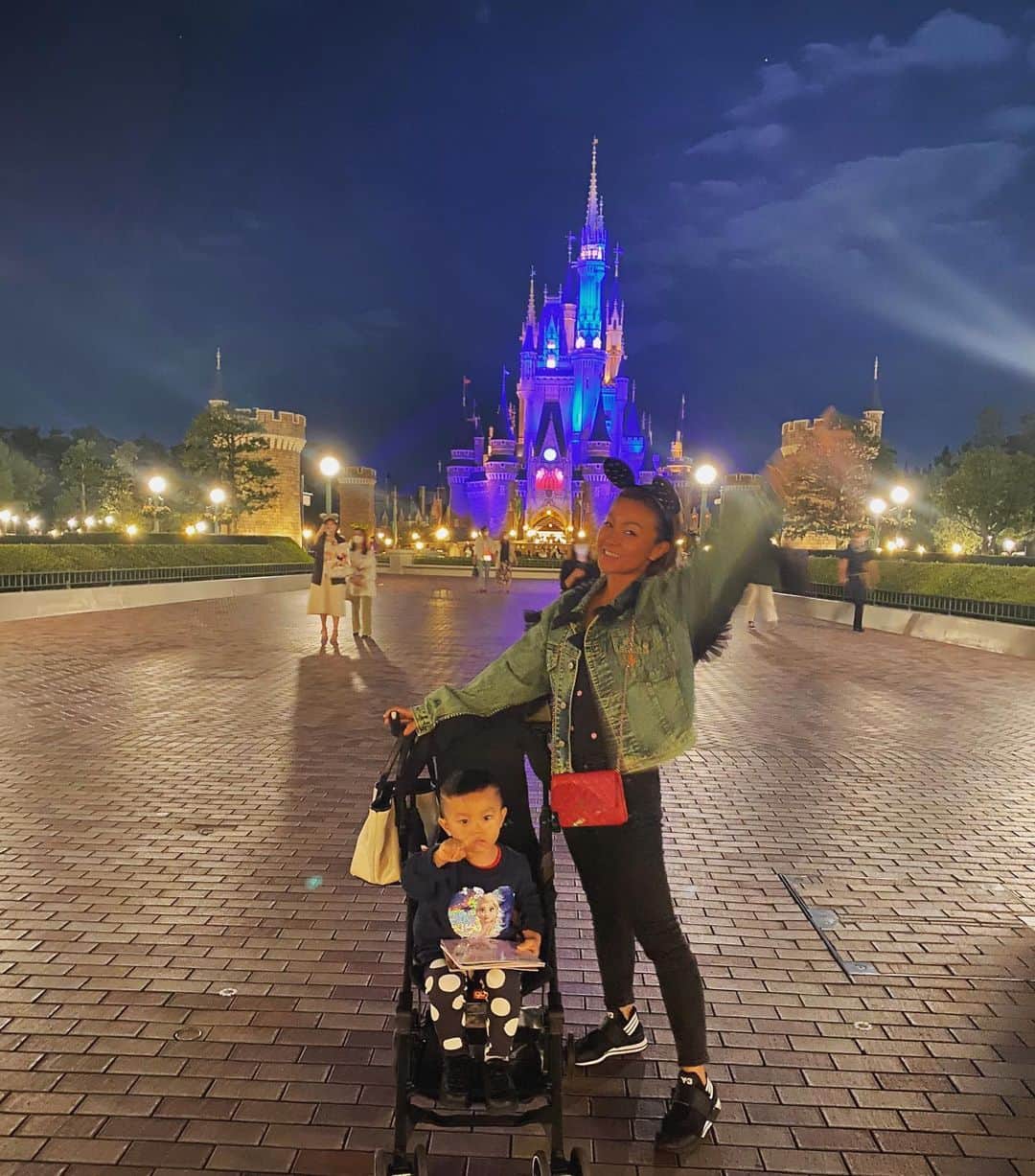 Nazukiのインスタグラム：「❤️𝕋𝕠𝕜𝕪𝕠 𝔻𝕚𝕤𝕟𝕖𝕪 𝕝𝕒𝕟𝕕❤️  2020.9.28 Disneyland行ってきました✌️ レンの誕生日でもあったから、 晴れの日に☀️ そして、たまたまチケット買った後にわかった、 🆕エリアもオープンした日でも ありました‼️‼️‼️  ラッキーなくらい乗り物たくさん乗れたし、長く並んでも20分くらいだった✌️  写真また載せていきます⭐️👍  #disney #disneyland #birthday  #birthdaydisney #family #myson #3yearsold #男の子ママ #シンママ　#子連れディズニー」