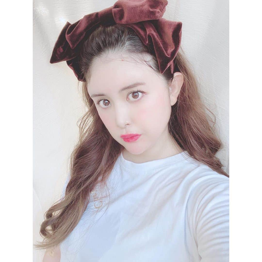 津久江麻由のインスタグラム：「. . @pruge_clinic で額にぷるぷる注射を 打ってきたよ✌🏻💞 ぷるぷる注射は自分の血液を使ったPRPを 入れるんだけど、 ヒアルロン酸は直ぐなくなるけど ぷるぷる注射は3〜4年で無くなるらしい😳💞 これは素晴らしい！ 最初は麻酔してその間に自分の血液を 10本抜くんだけど、 全然痛くなかった✌🏻🤍 . 私は額をしてもらったんだけど、 麻酔してもらったけど やっぱりいたかった😫 けど、そんなにジタバタする程は痛くない✌🏻💞 . 先生に色々したいですって言ったけど、 あなたにはこれが合うよって調整してくれるから サイボーグにならずに済むよ😆🤛🏻🤍 . 額もめっちゃ綺麗な丸になった✌🏻 . プルージュ選んで良かった😆👏👏💞 . ちなみに額は韓国アイドルは ほぼ皆してるらしい☹️💘 . . 気になる方はdmでも質問受けますので 気軽に聞いてね🕊 . . . .  #ぷるぷる注射 #プルージュ美容クリニック #PRP #美容整形 #整形 #愛沢えみり #整形メイク #医療痩身 #アンチエイジング  #レーザートーニング #医療美容 #エステ #お気に入りコスメ #コスメ大好き #メイク好き #デパコス #コスメ紹介 #今日のメイク  #今日のコスメ #プチプラコスメ #メイク好きさんと繋がりたい #コスメ好きさんと繋がりたい #おすすめコスメ #コスメ購入品 #コスメ好き #メイク好き #スキンケア #ボディソープ #ボディクリーム #ボディケア」